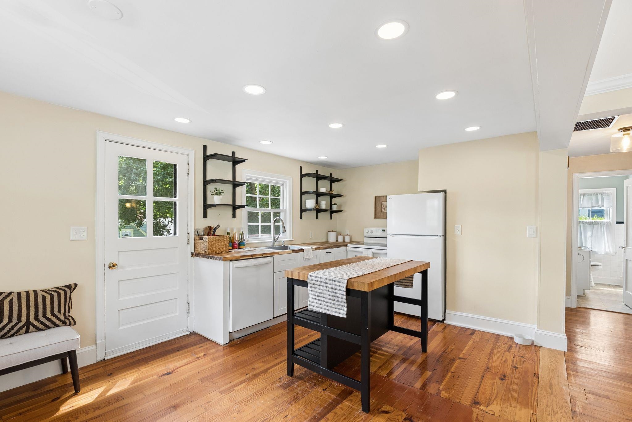 1384 Islington Street Property Photo 11