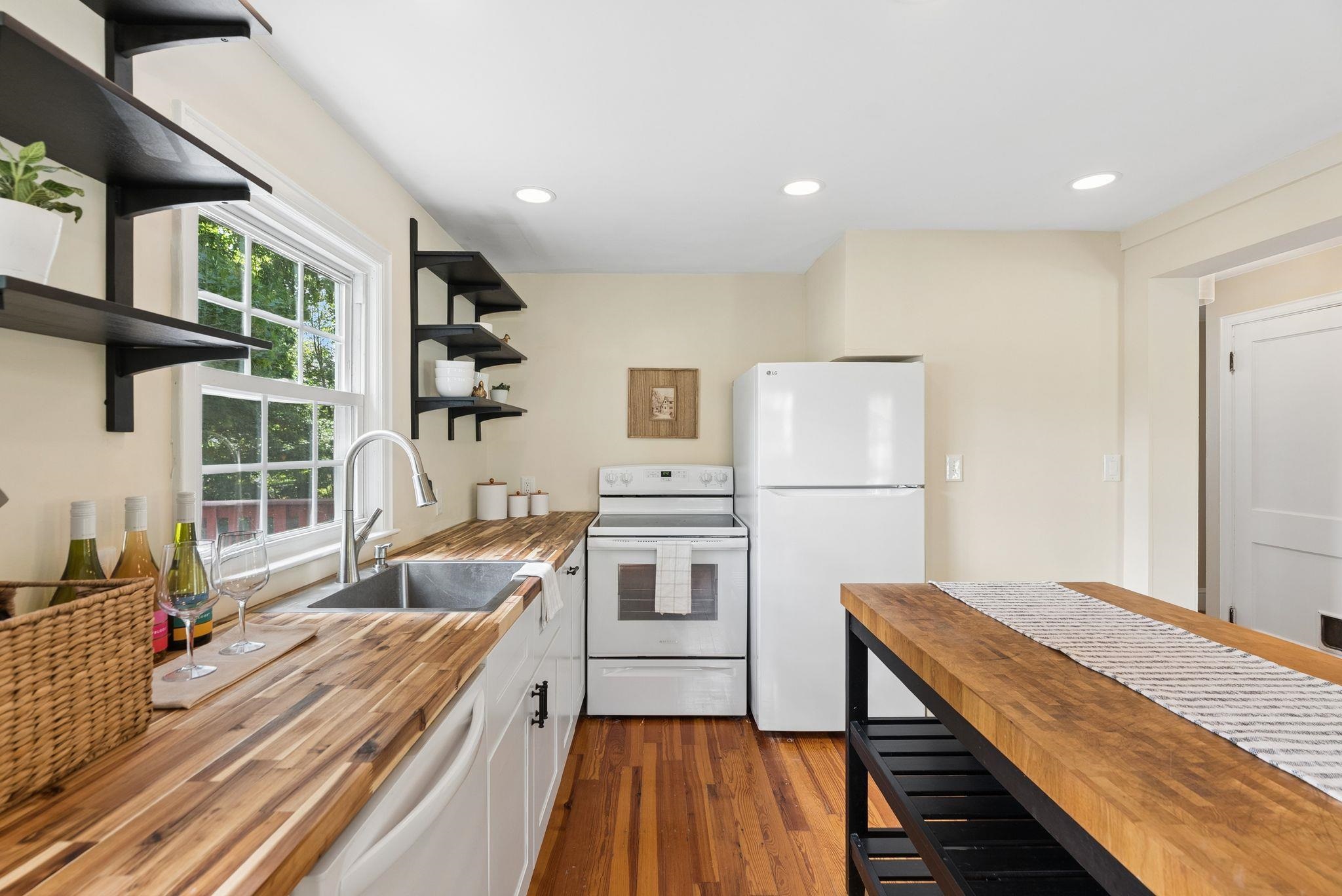 1384 Islington Street Property Photo 13