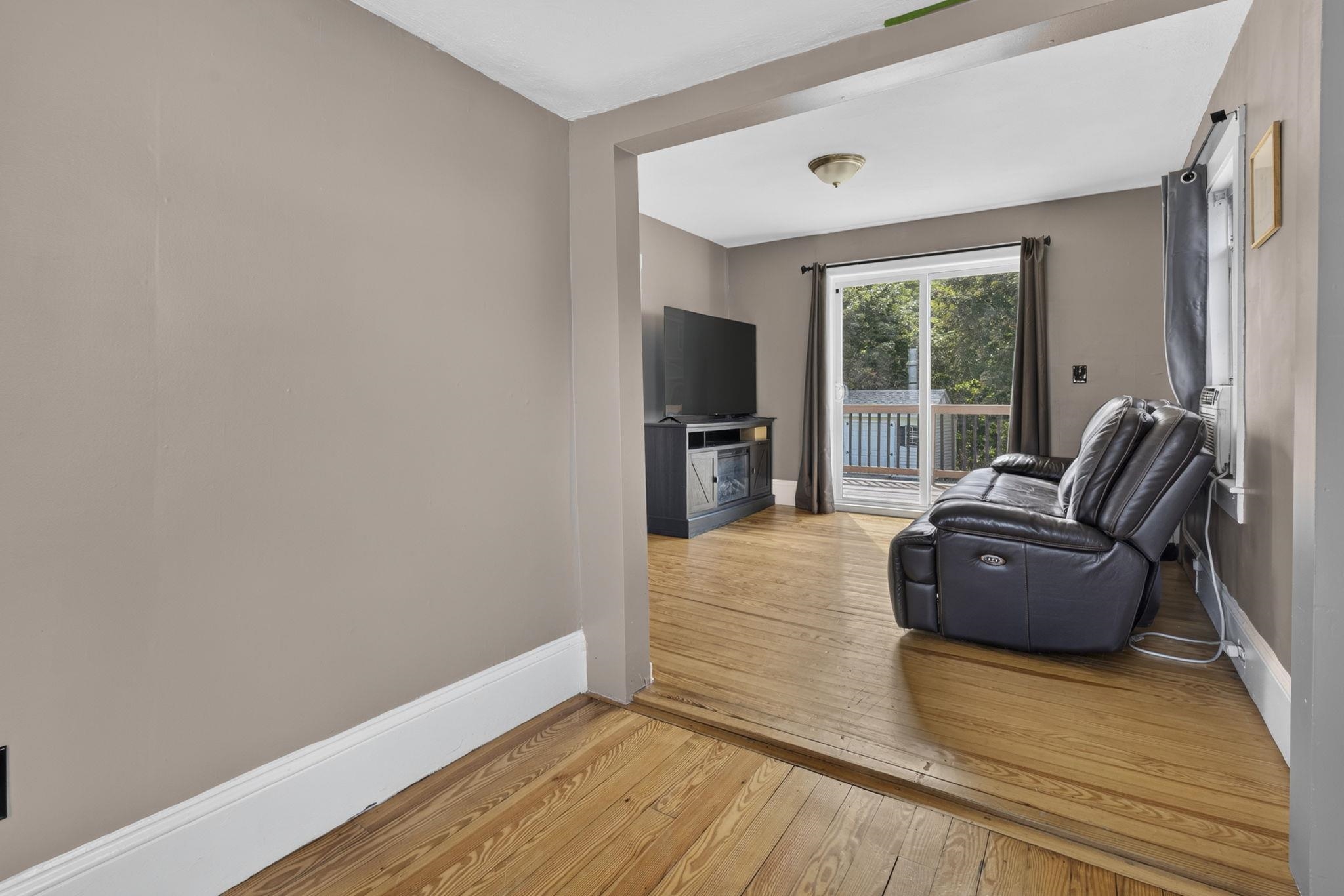 1043 Somerville Street Property Photo 8