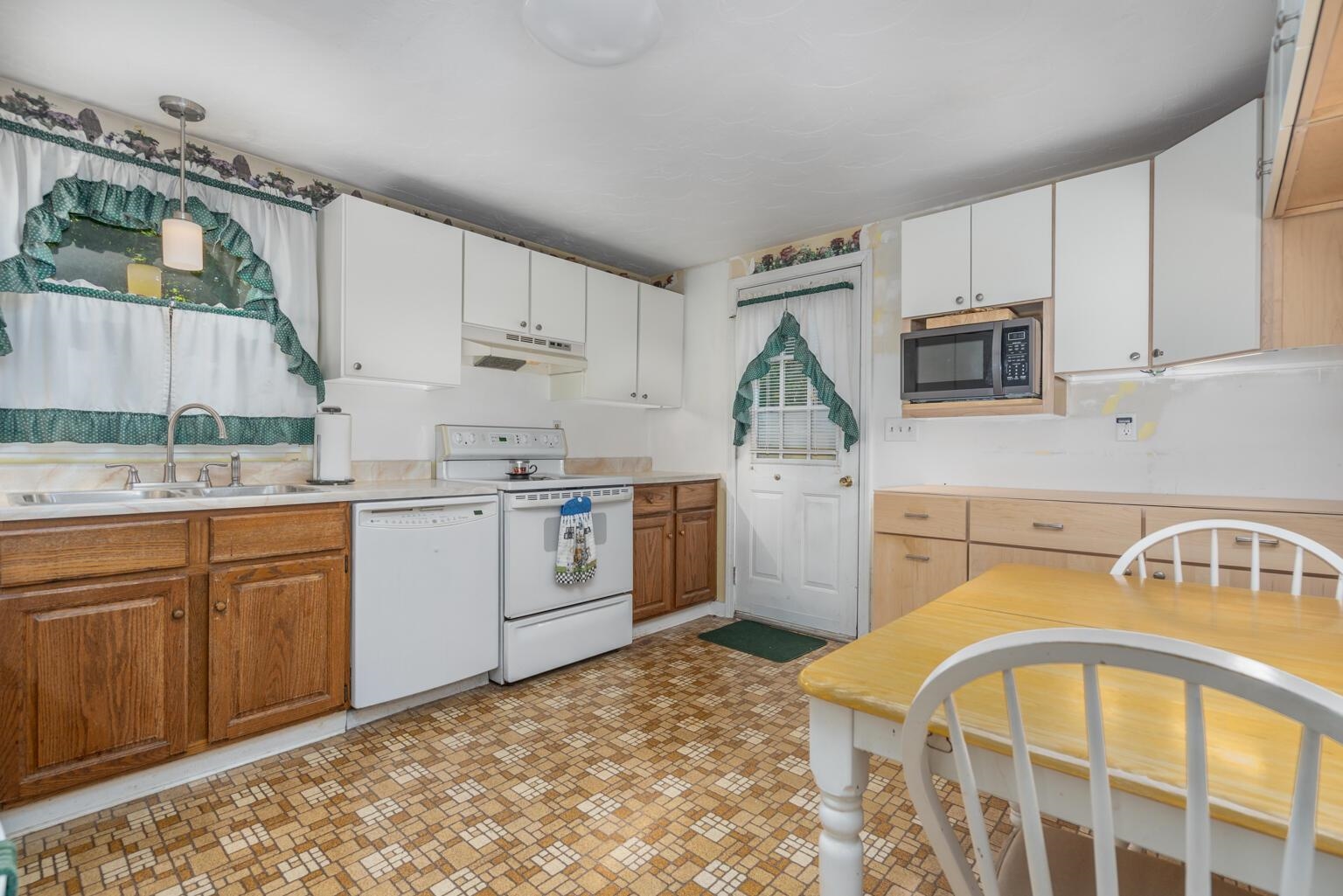 7 Woods Drive Property Photo 3