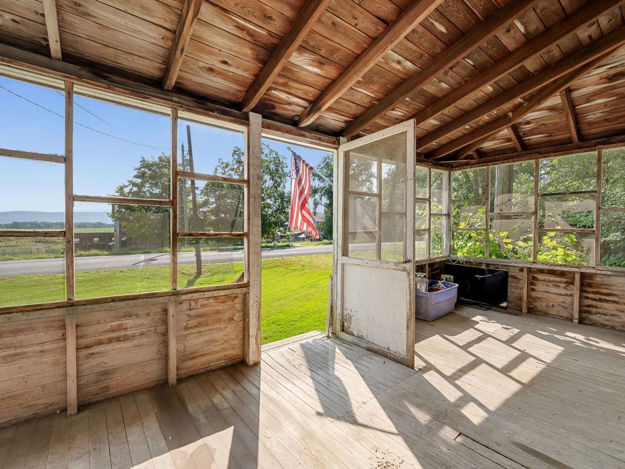 1114 Jersey Street South Property Photo 4