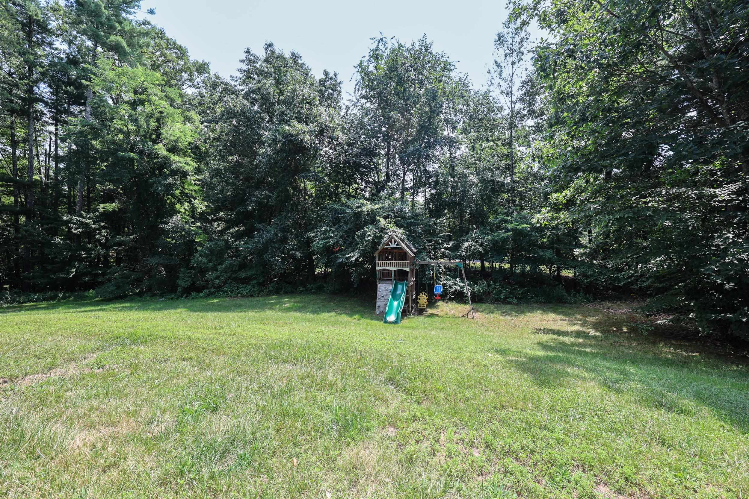 20 Christmas Tree Circle Property Photo 5
