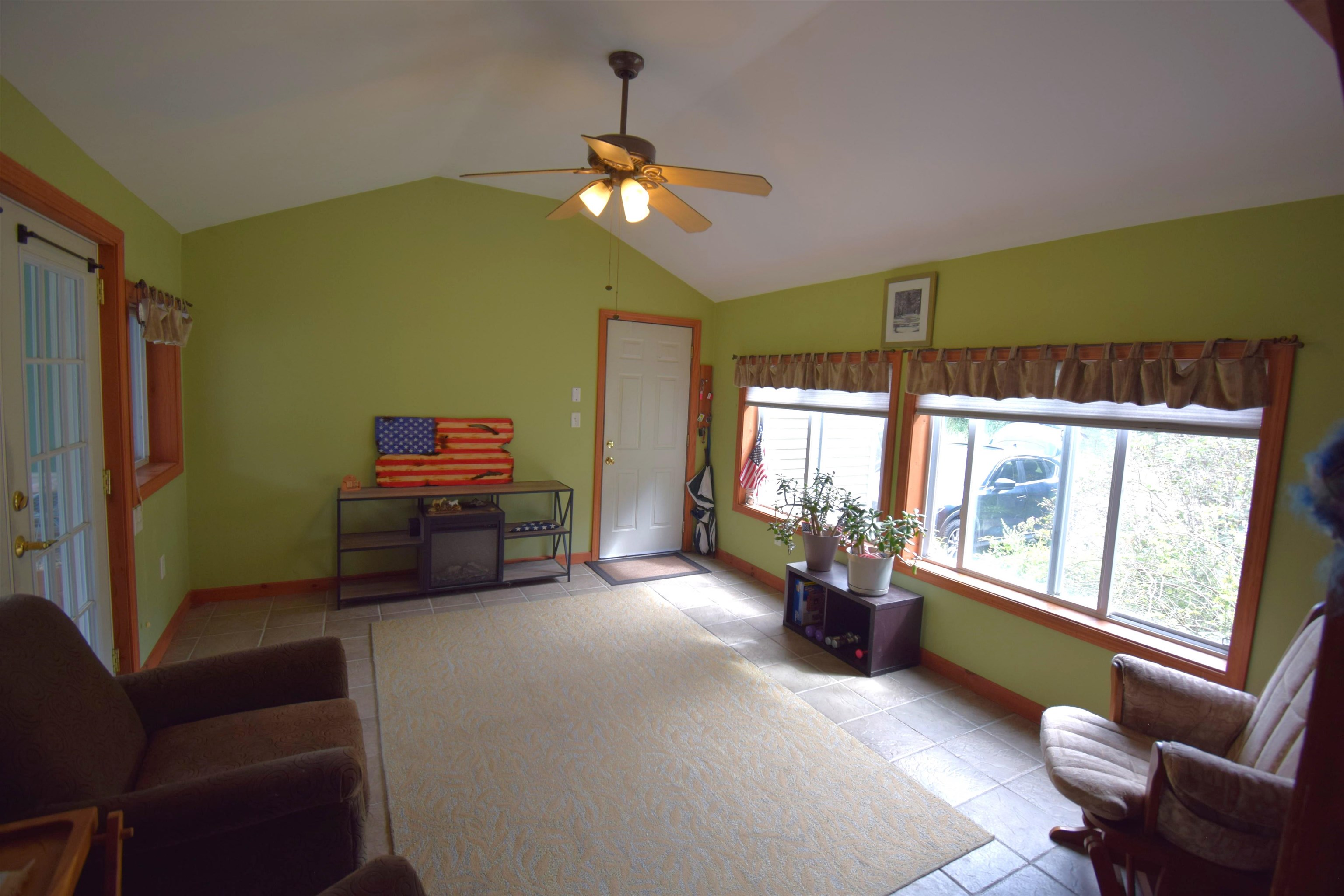 287 Middle Road Property Photo 4