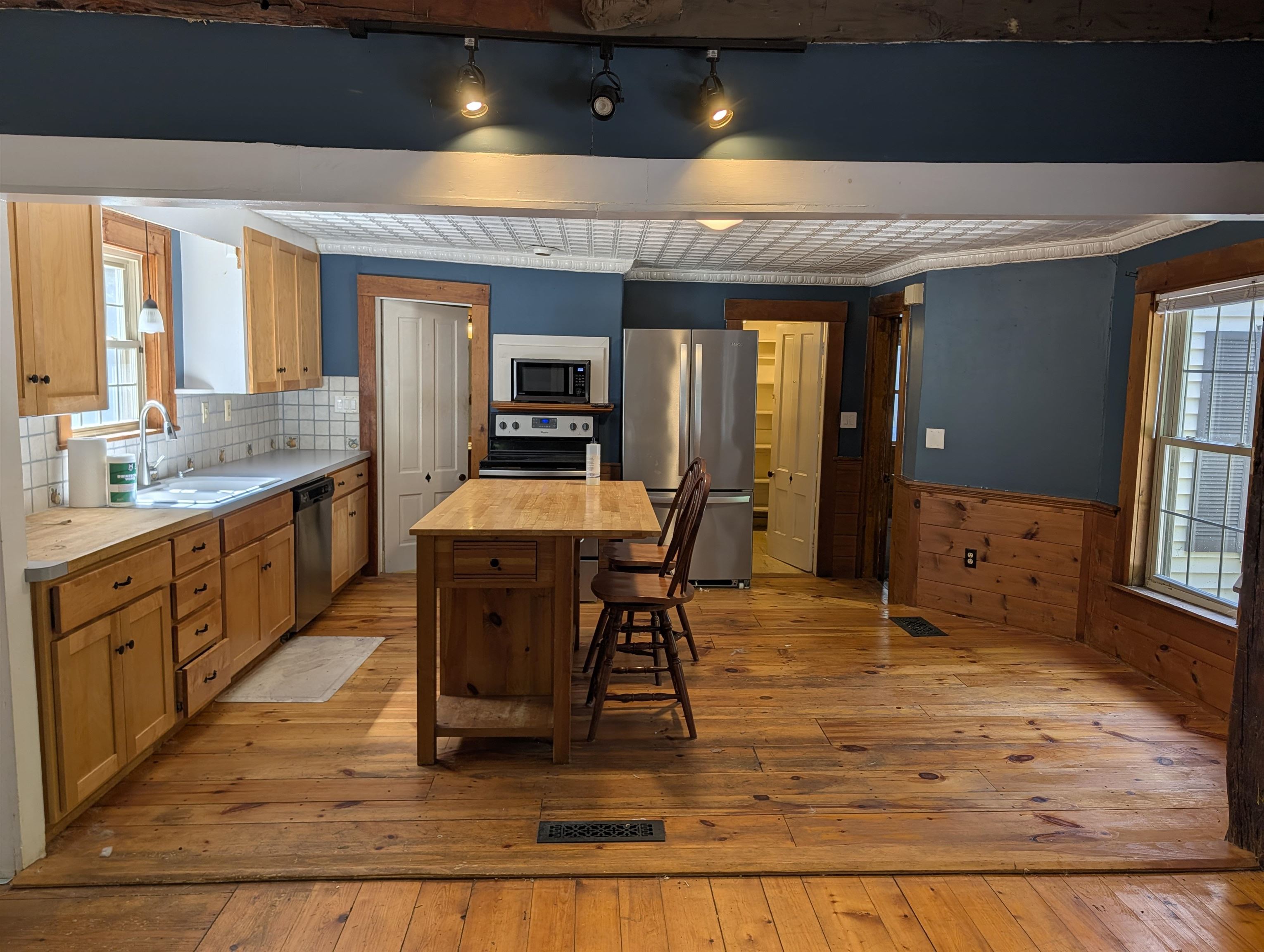 469 N State Street Property Photo 6