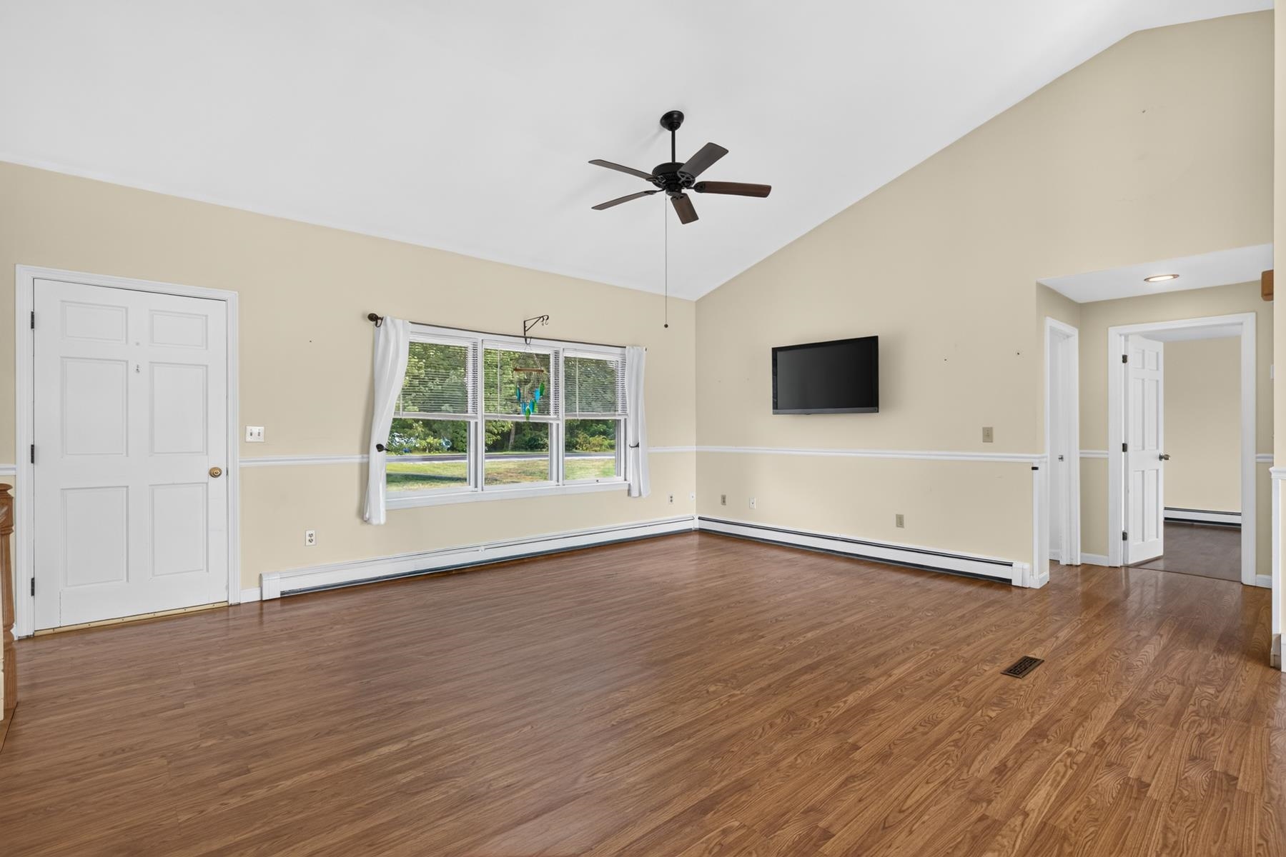 571 Silver Street Property Photo 8