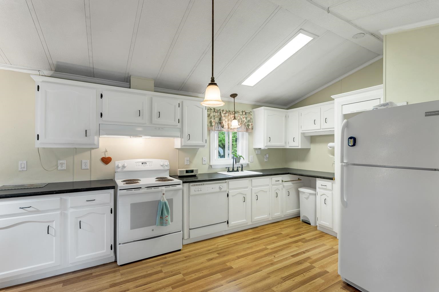 5 North Dewberry Lane Property Photo 2