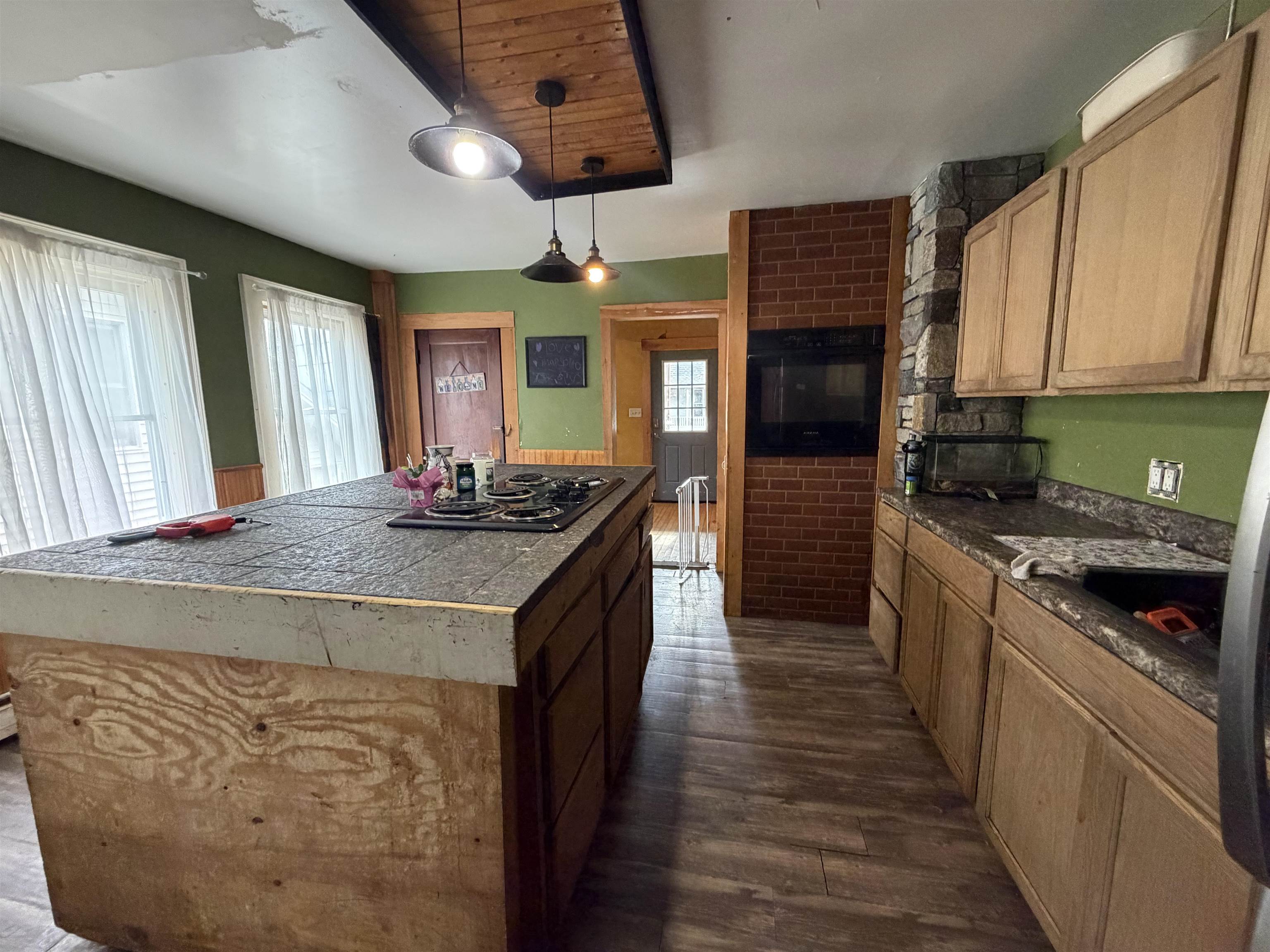 653 2nd Avenue Property Photo 4