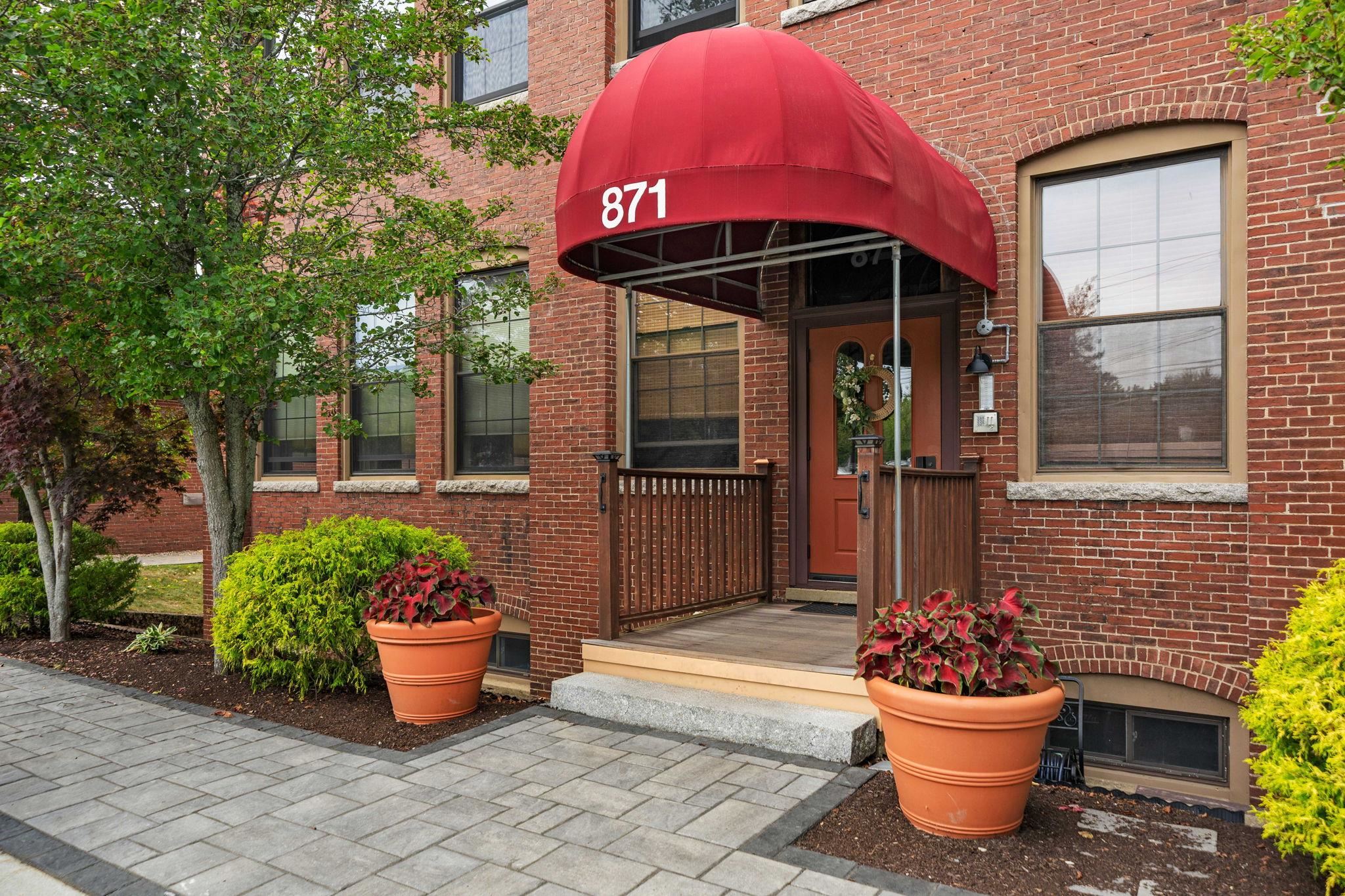 871 Islington Street Property Photo 44