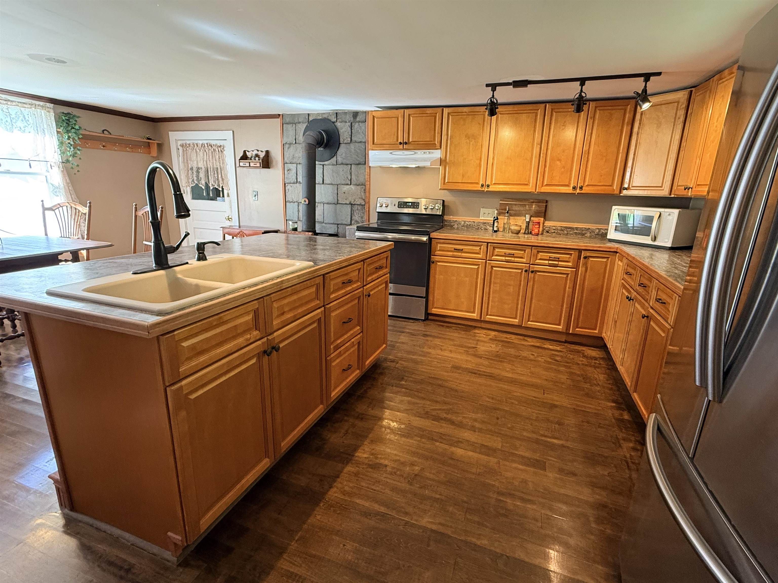 672 Huckle Hill Road Property Photo 8