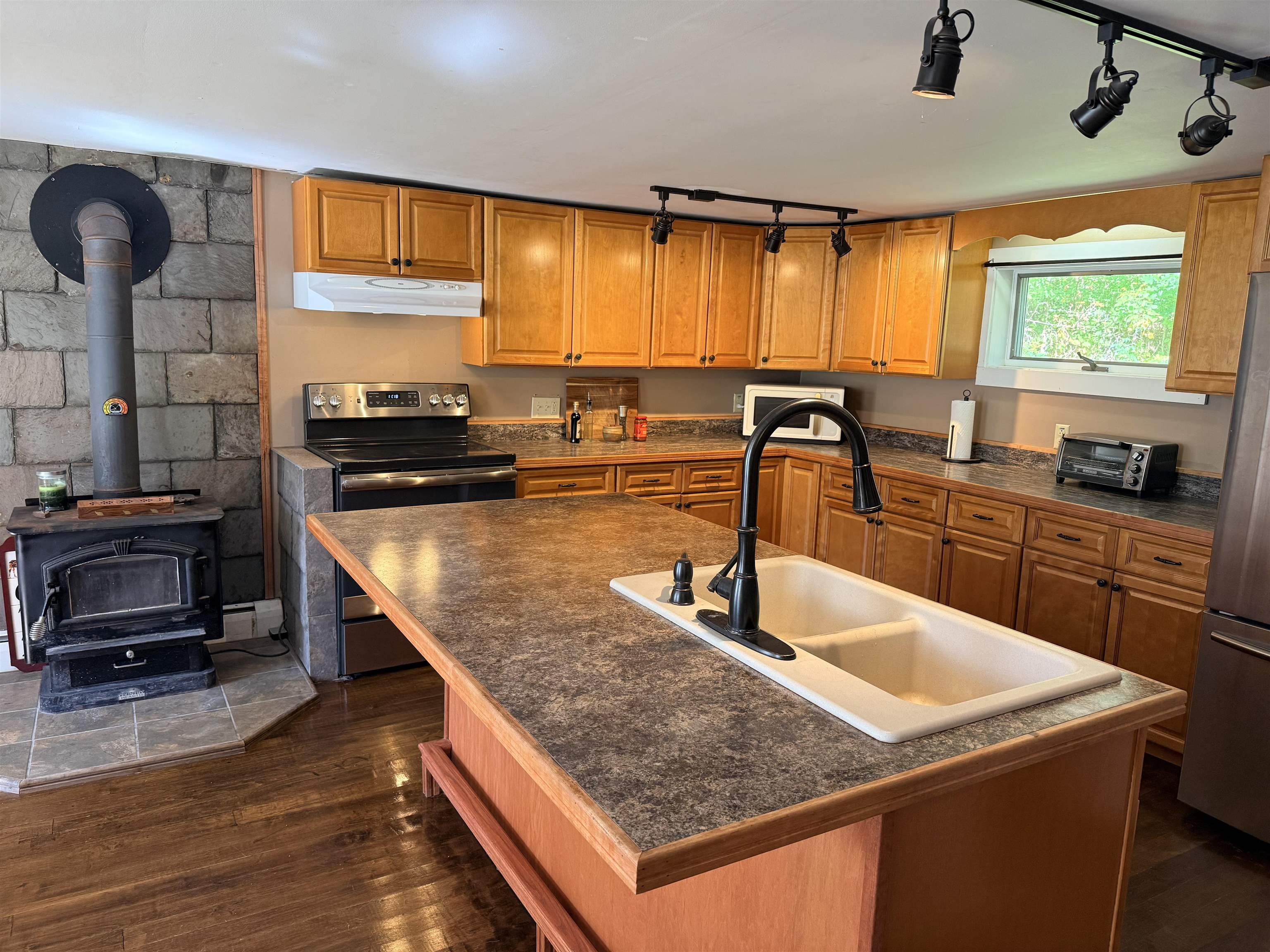 672 Huckle Hill Road Property Photo 9