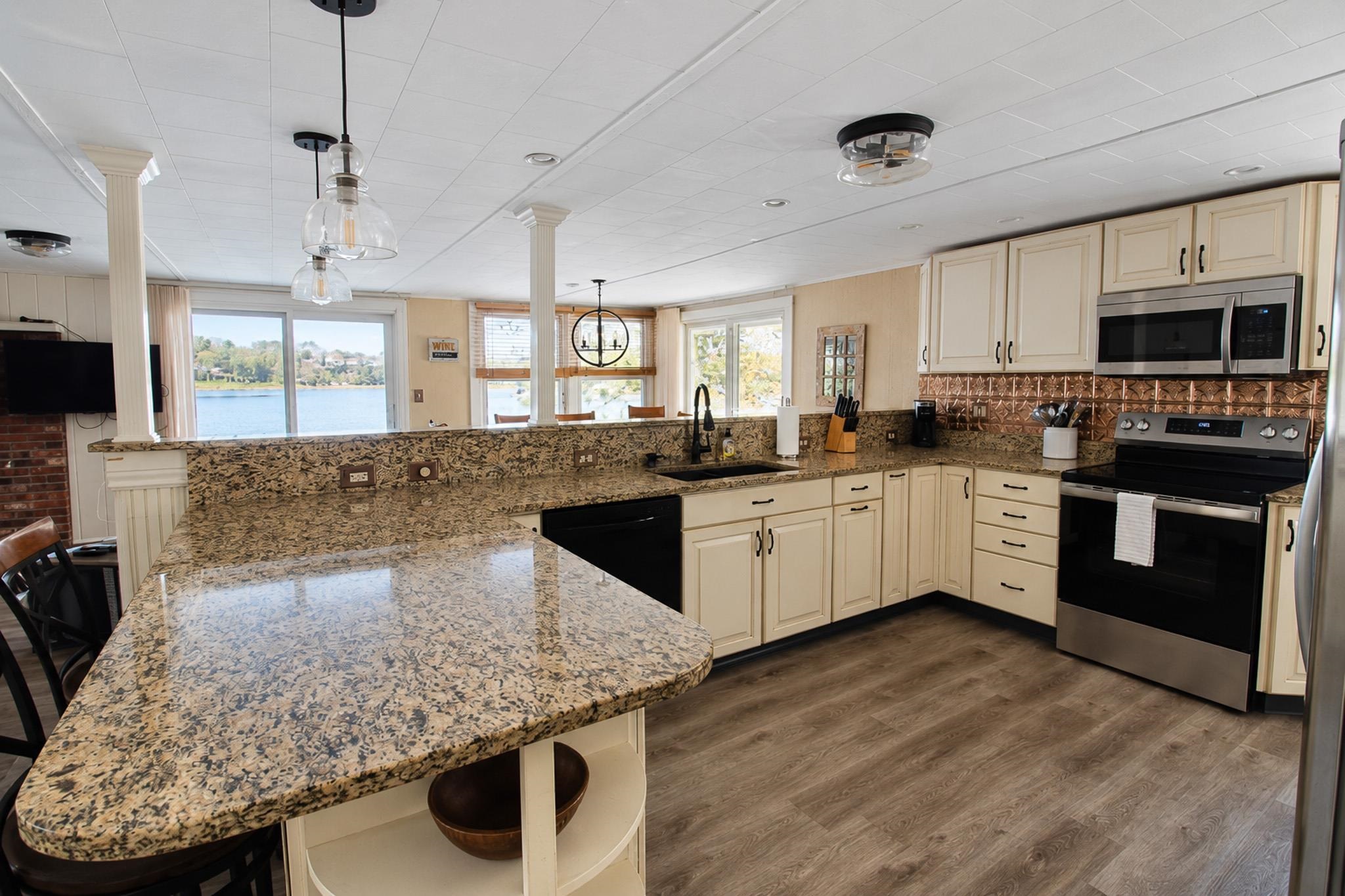 107 Lakeshore Drive Property Photo 9
