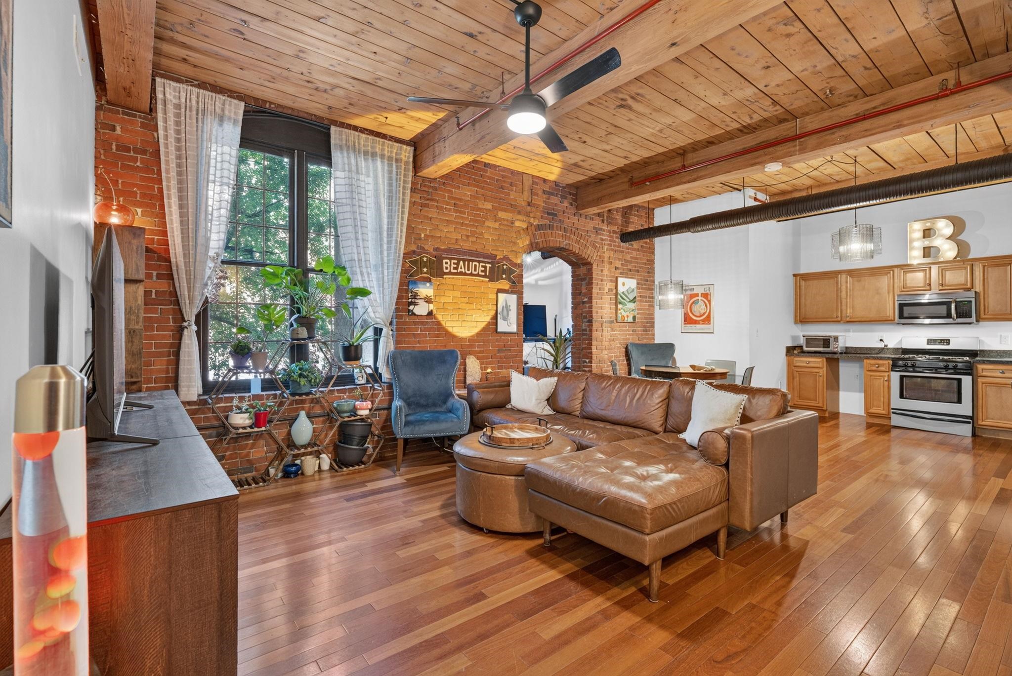 471 Silver Street Property Photo 1