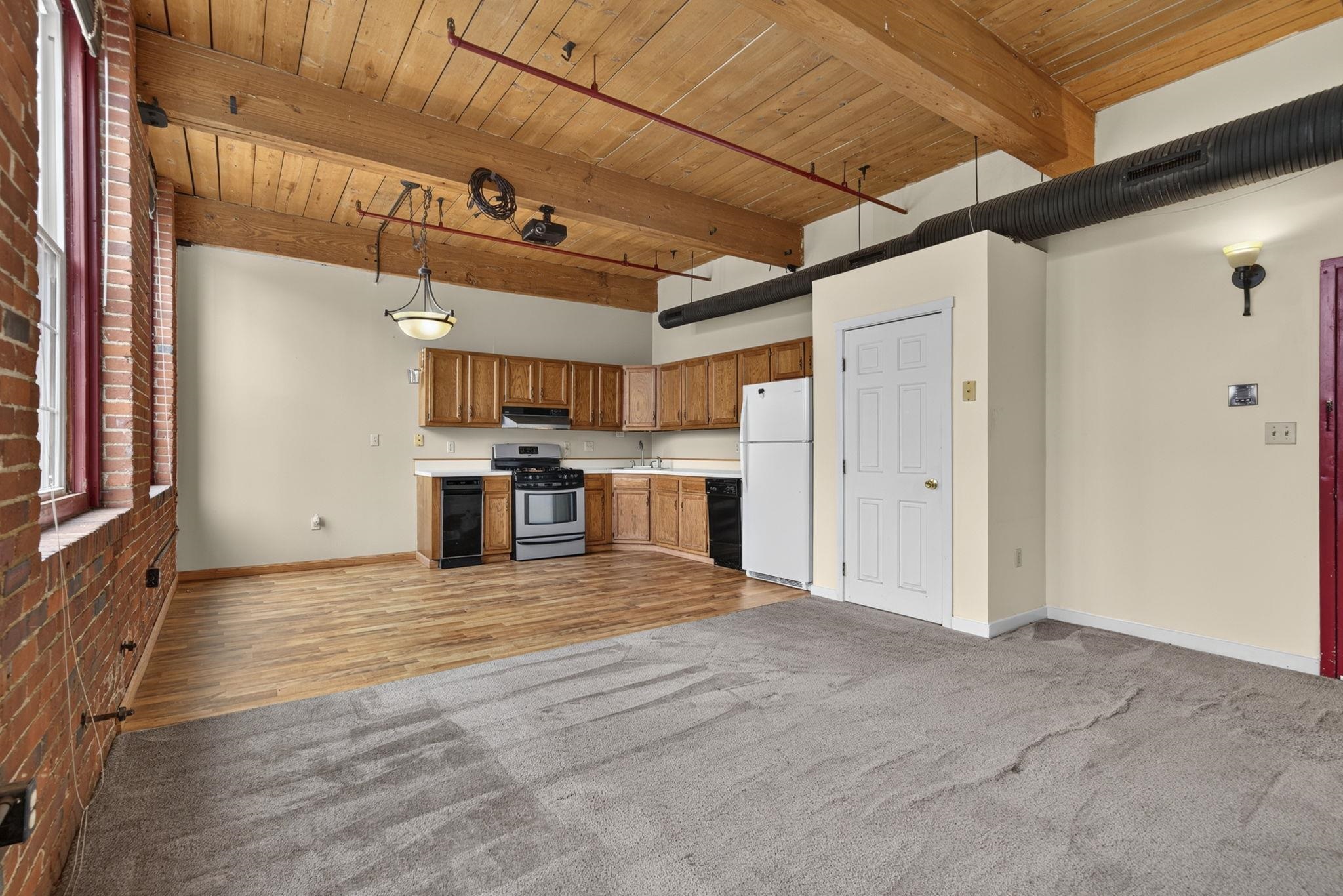 470 Silver Street Property Photo 8