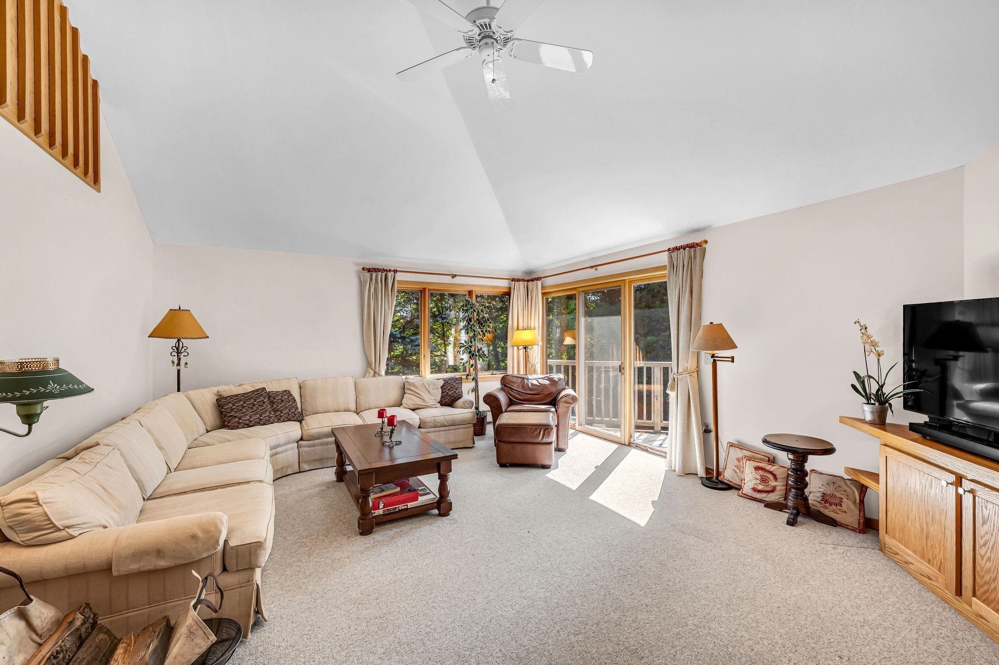 33 Carinthia Drive Property Photo 14