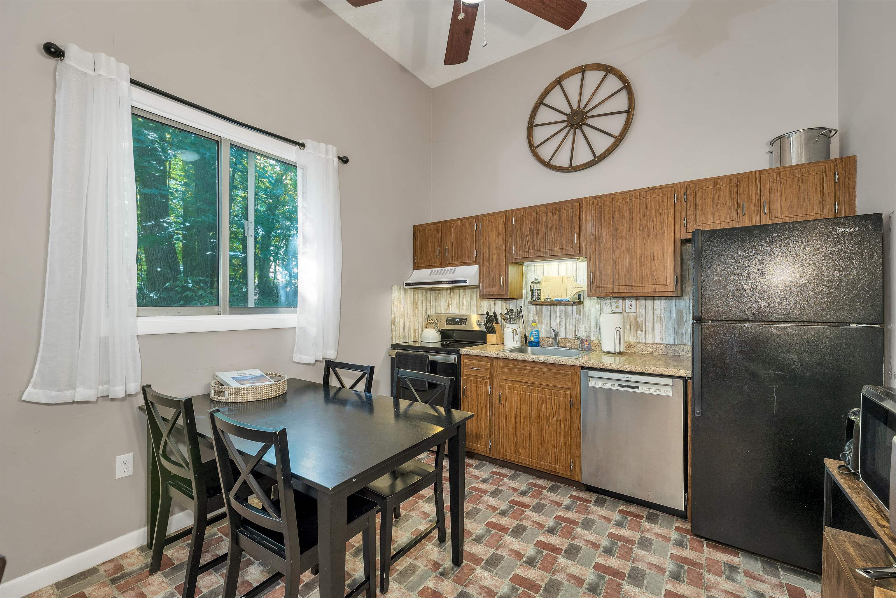 18 Condo Road Property Photo 5