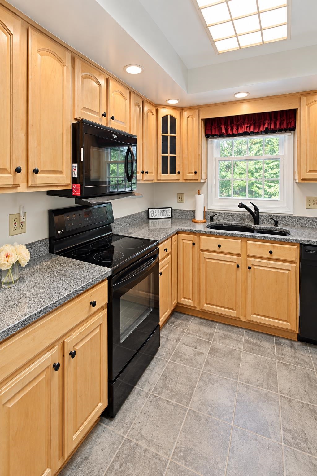 12 Roundtree Drive Property Photo 6
