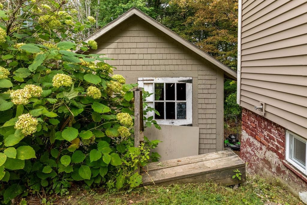 142 Maple Street Property Photo 3