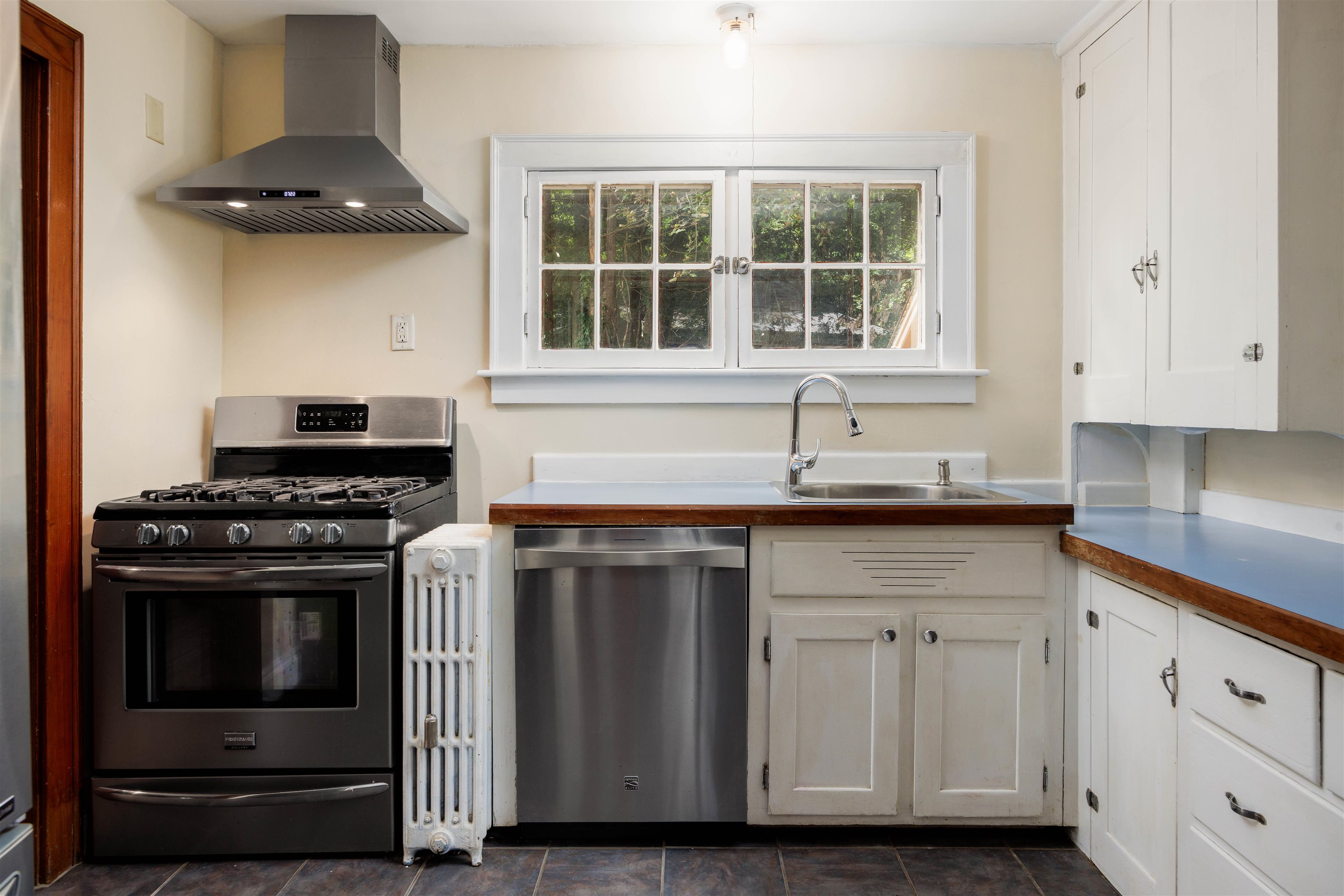 16 Bay Street Property Photo 2