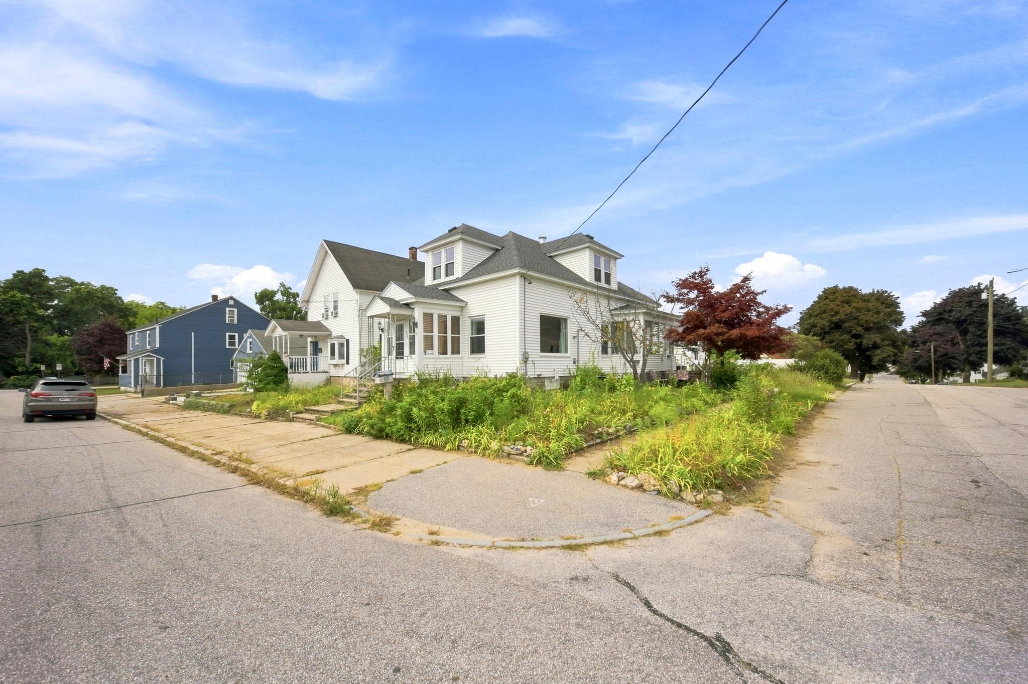 663 Amory Street Property Photo 4