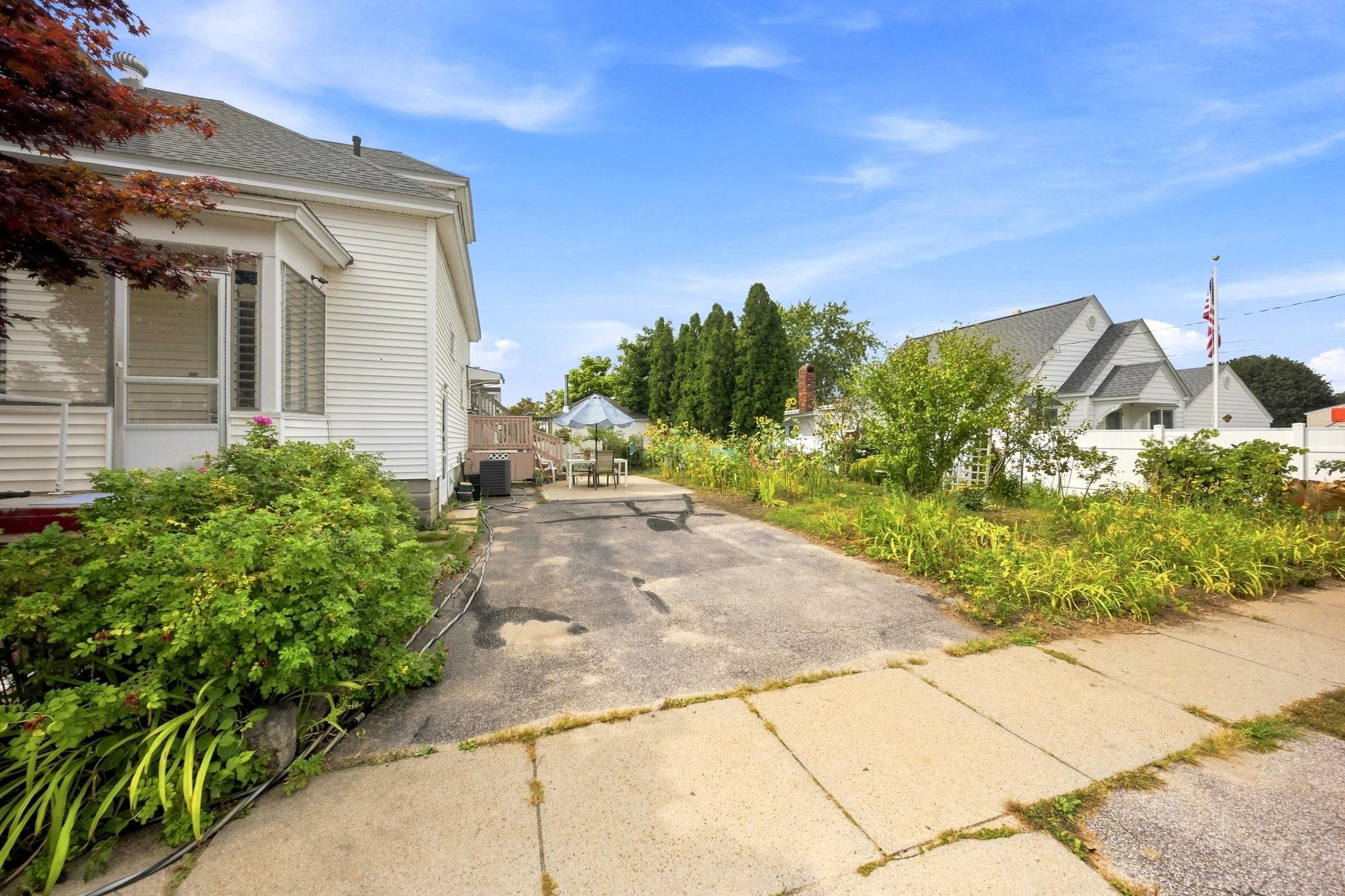 663 Amory Street Property Photo 7