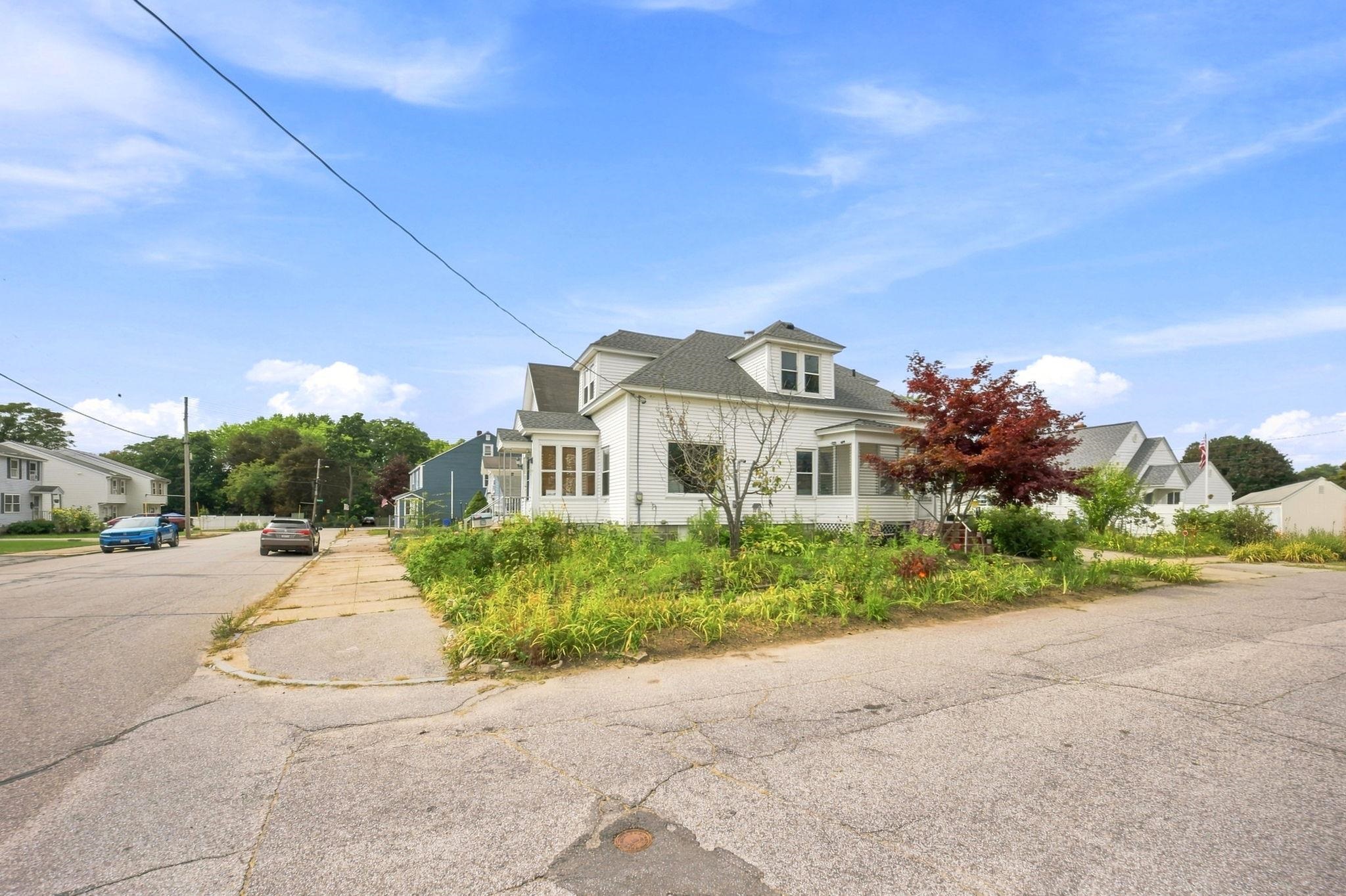 663 Amory Street Property Photo 9