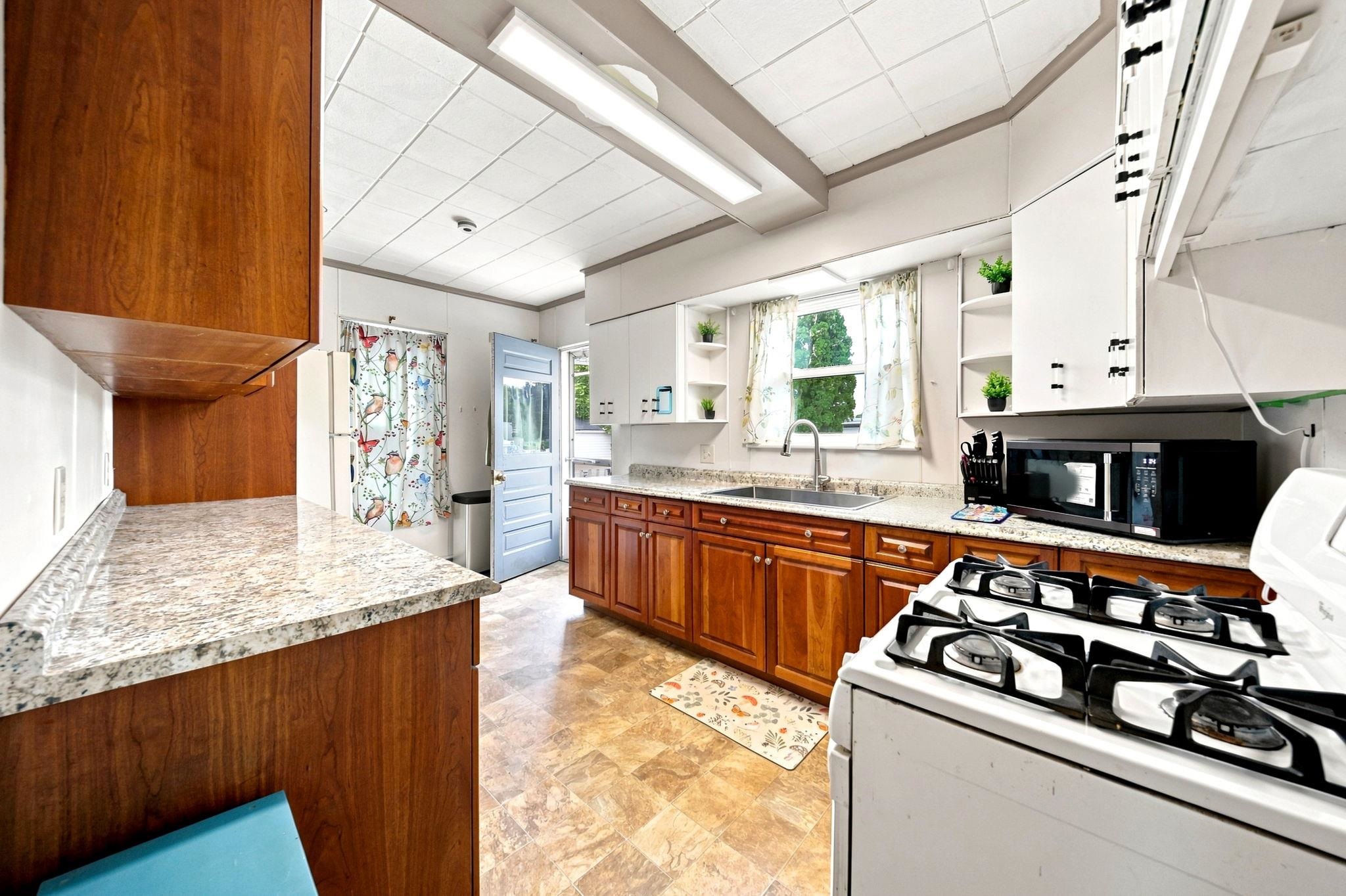 663 Amory Street Property Photo 23