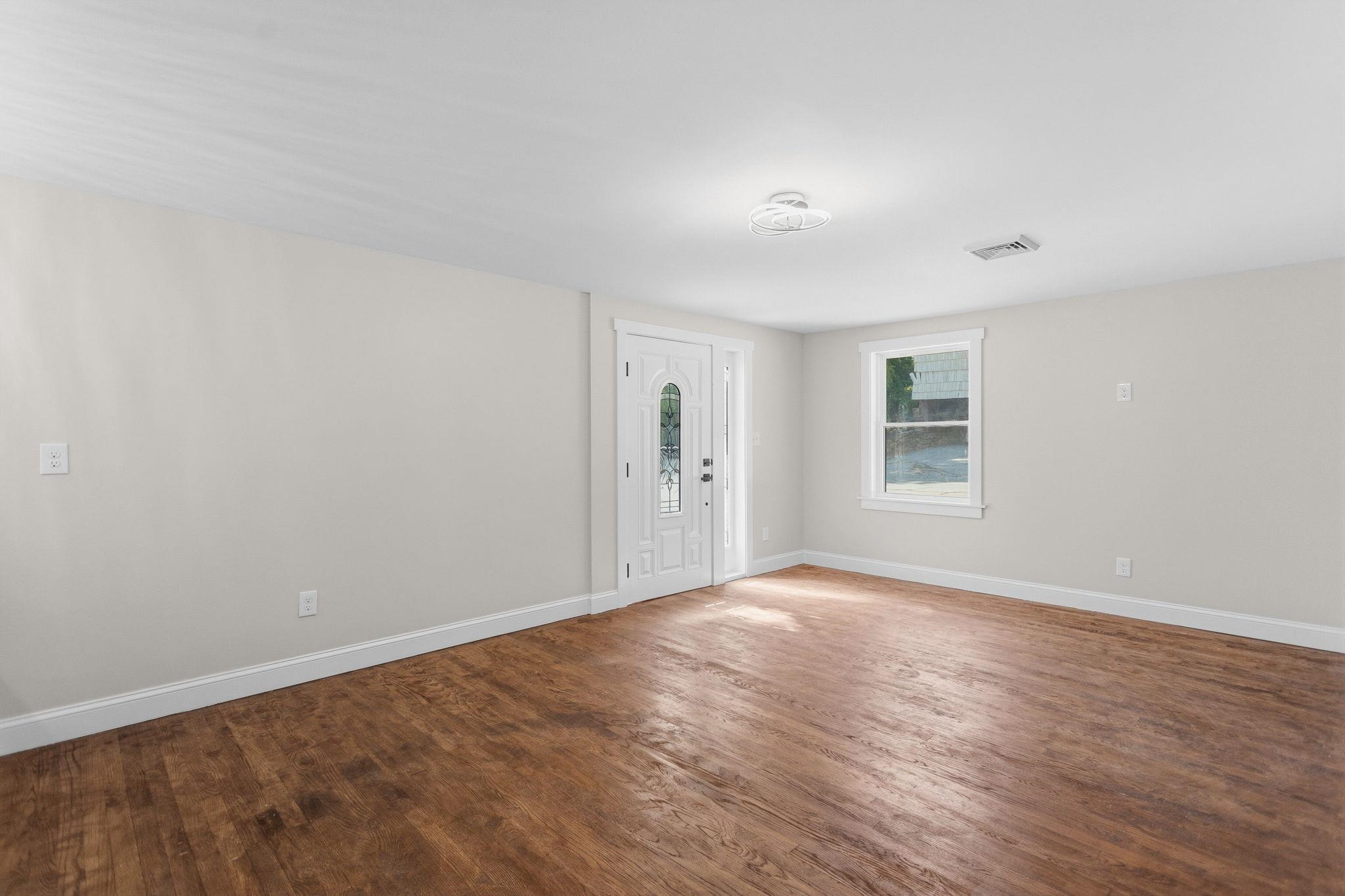 755 Mammoth Road Property Photo 17