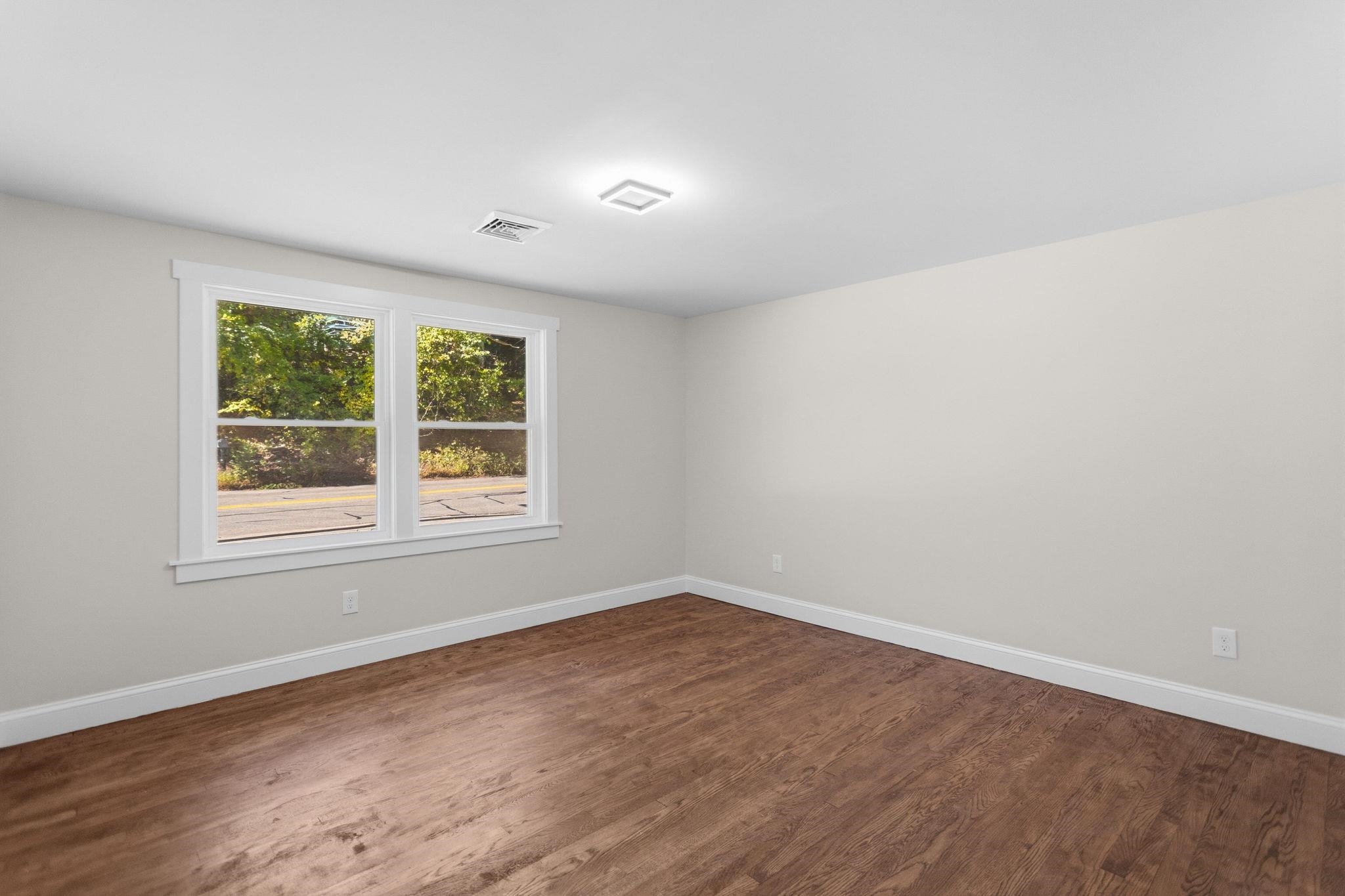 755 Mammoth Road Property Photo 27