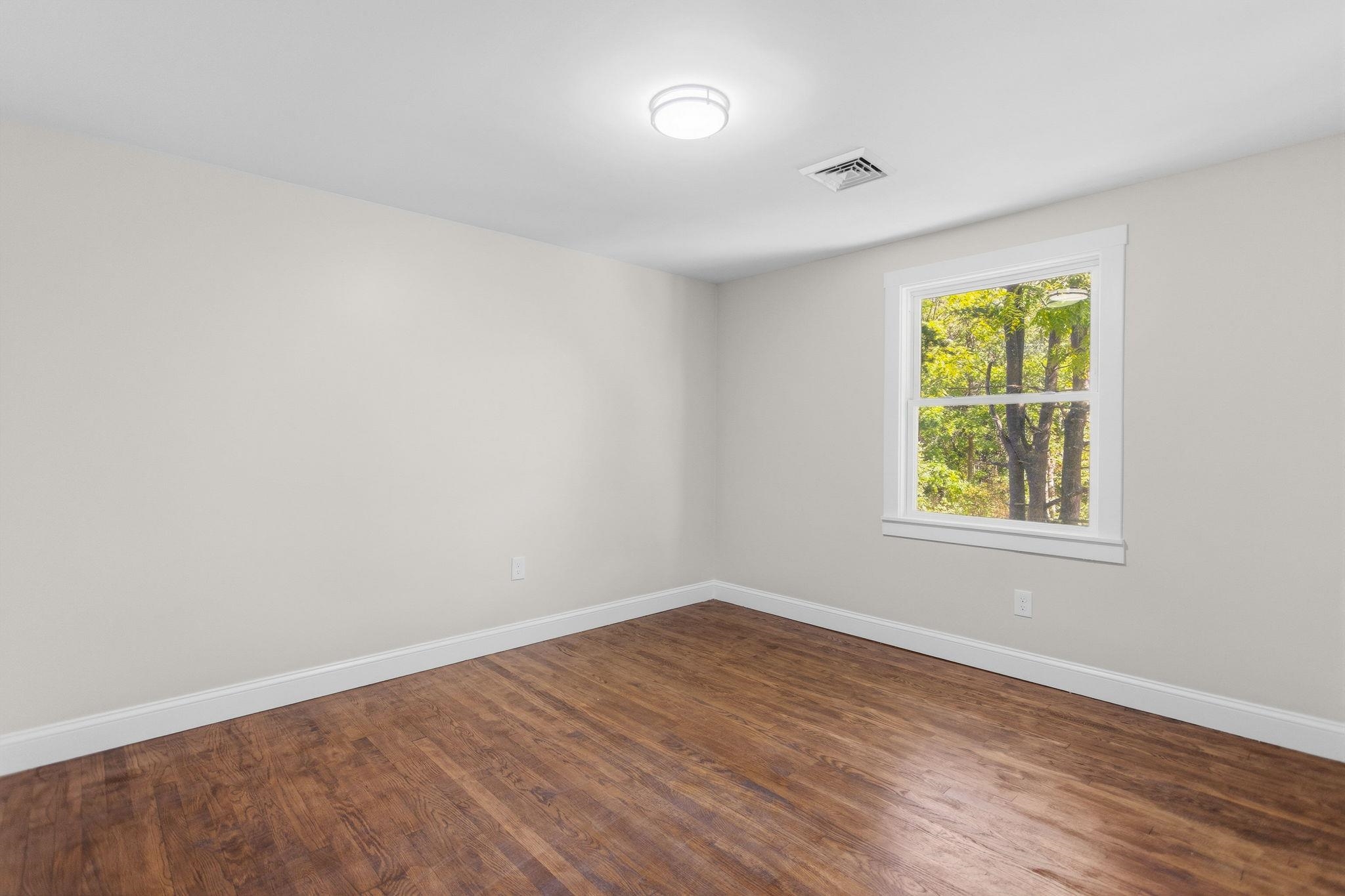 755 Mammoth Road Property Photo 34