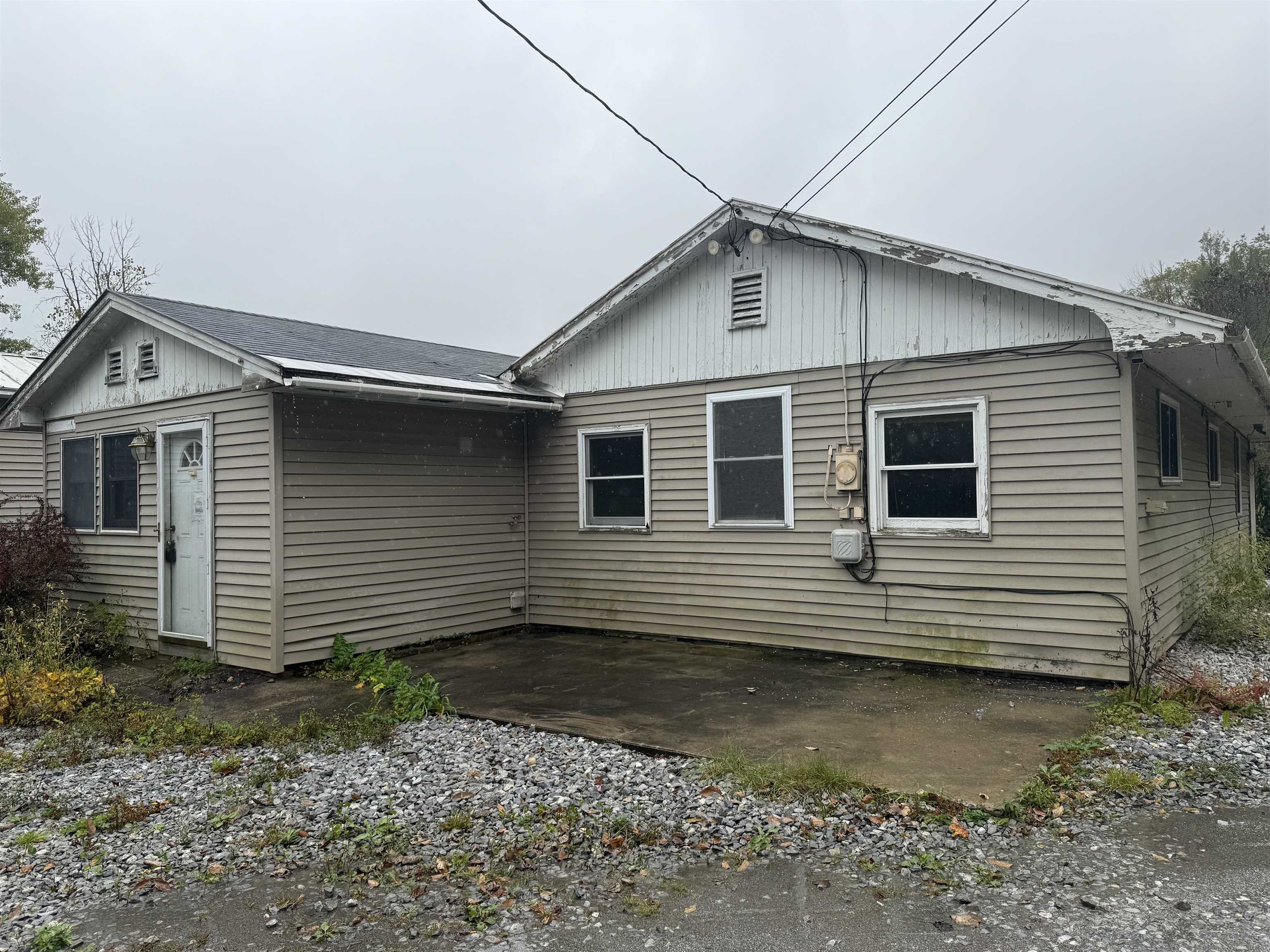 1023 Clarendon Avenue Property Photo 1