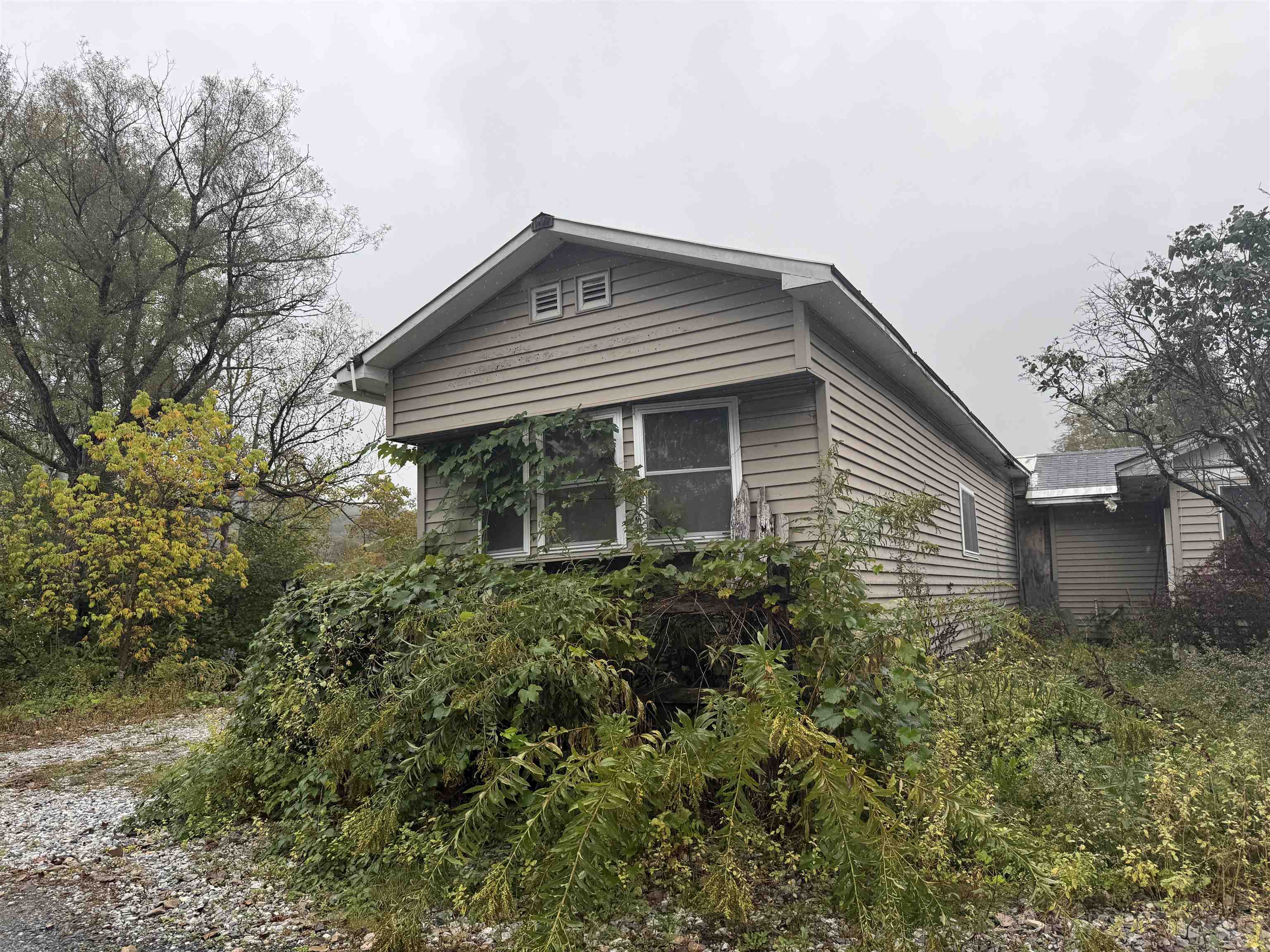 1023 Clarendon Avenue Property Photo 2
