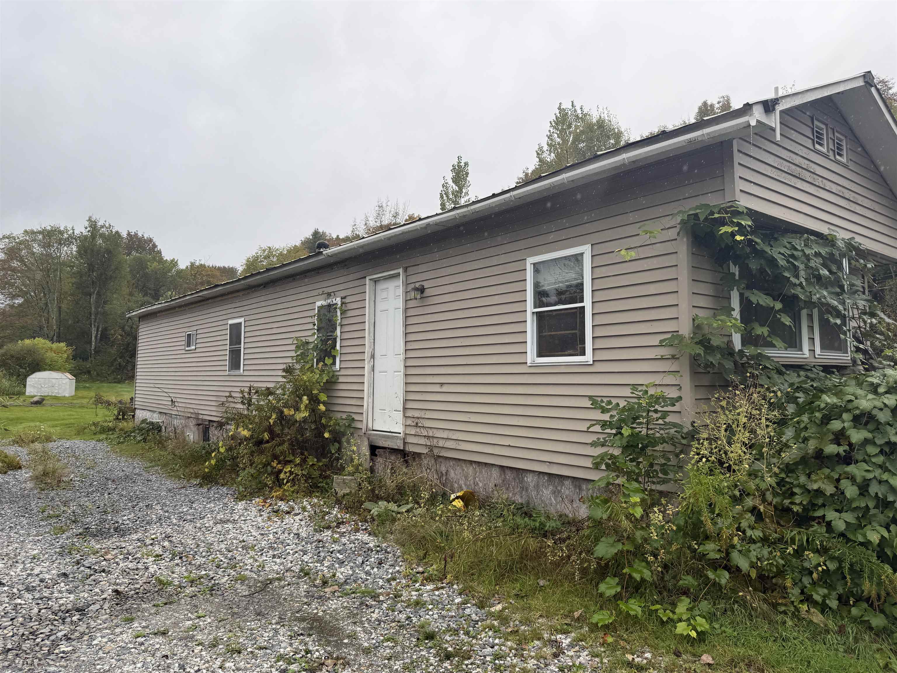 1023 Clarendon Avenue Property Photo 3