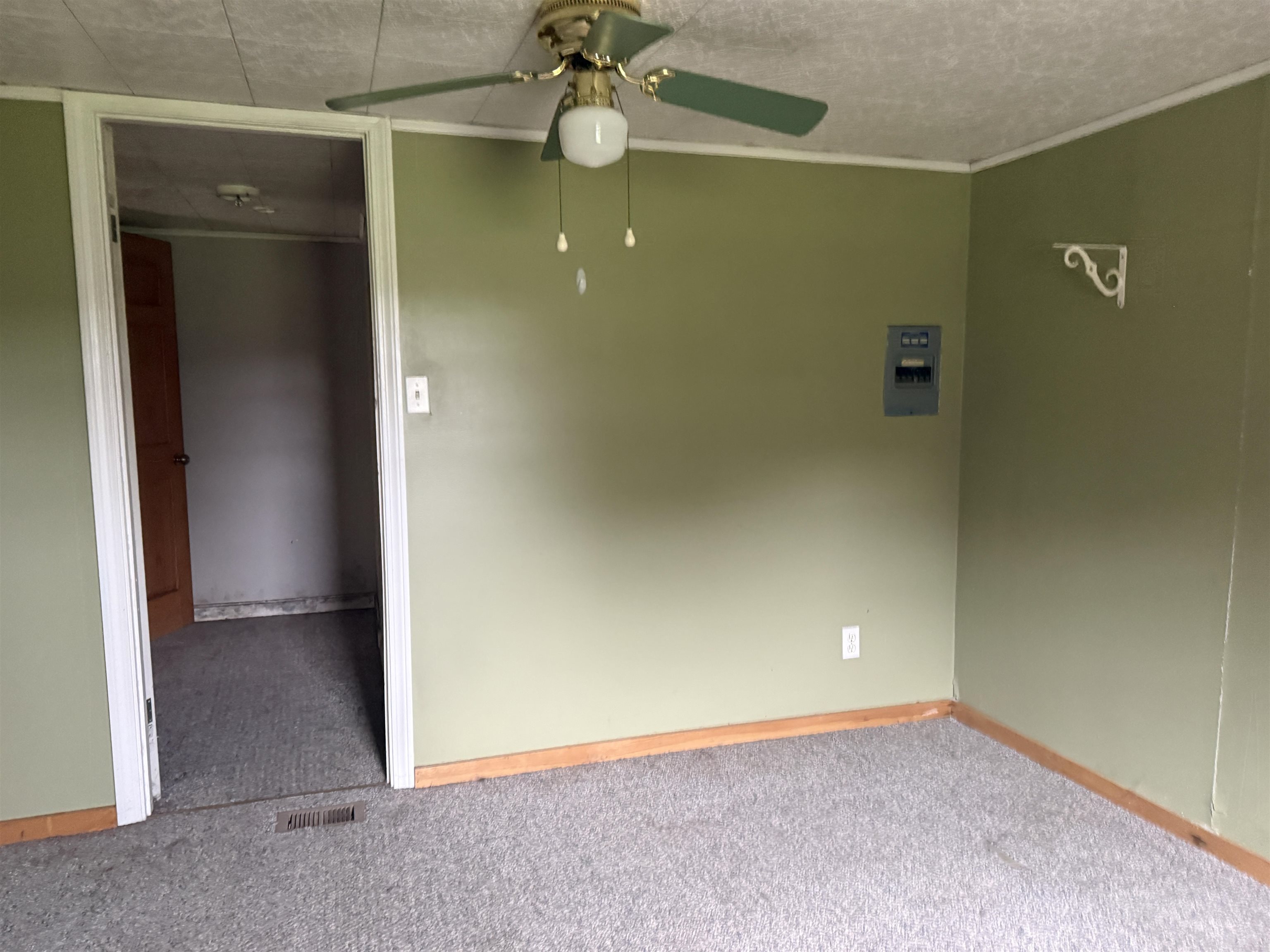1023 Clarendon Avenue Property Photo 5