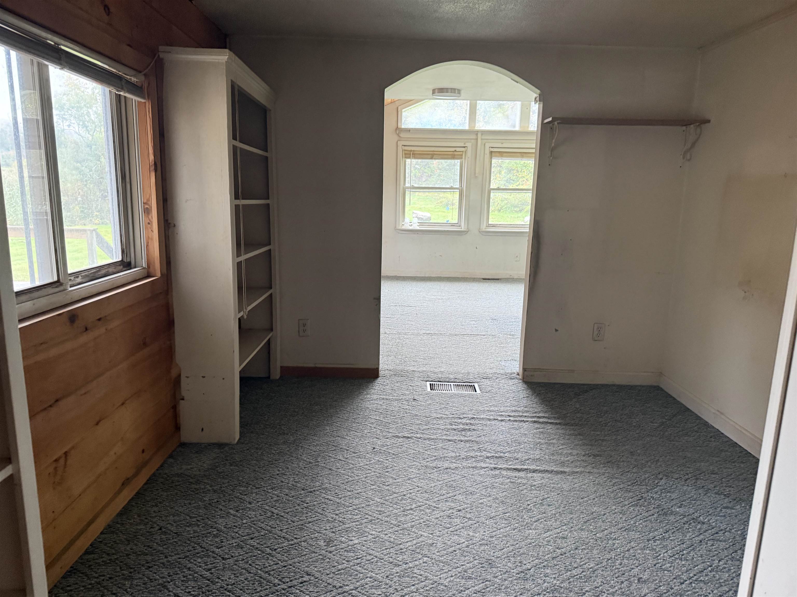 1023 Clarendon Avenue Property Photo 6