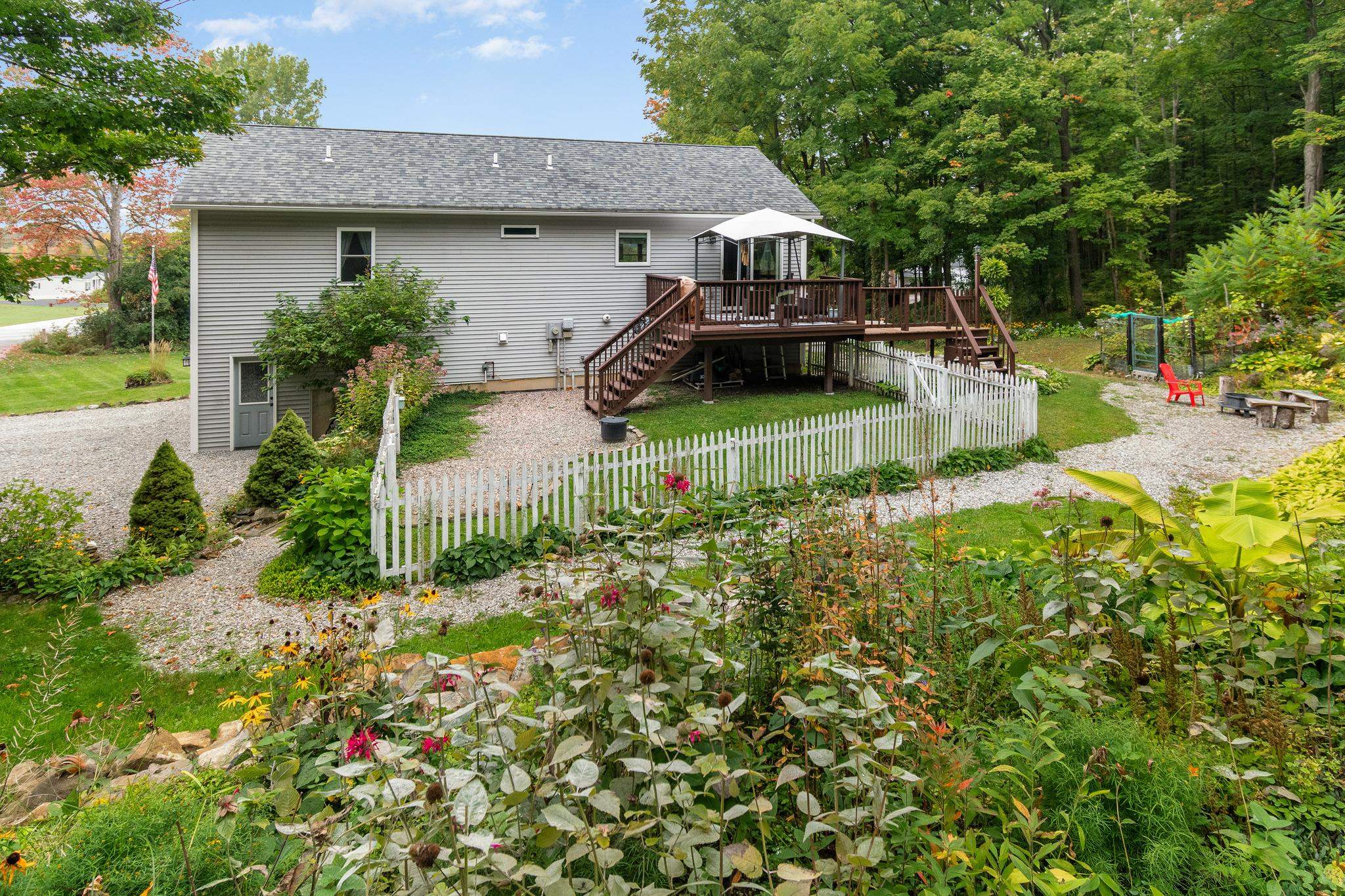 387 St. Albans Road Property Photo 2