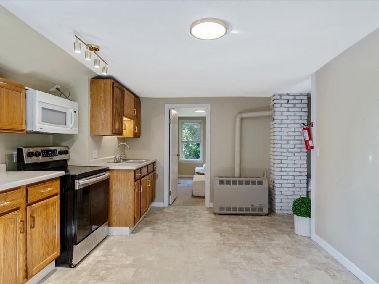 92 West Street Property Photo 5