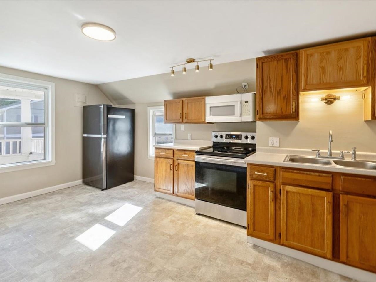 92 West Street Property Photo 6