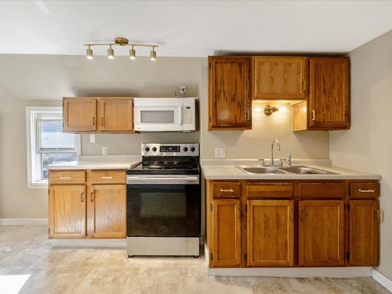 92 West Street Property Photo 7