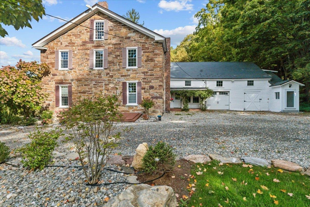 383 St. Albans Road Property Photo 3