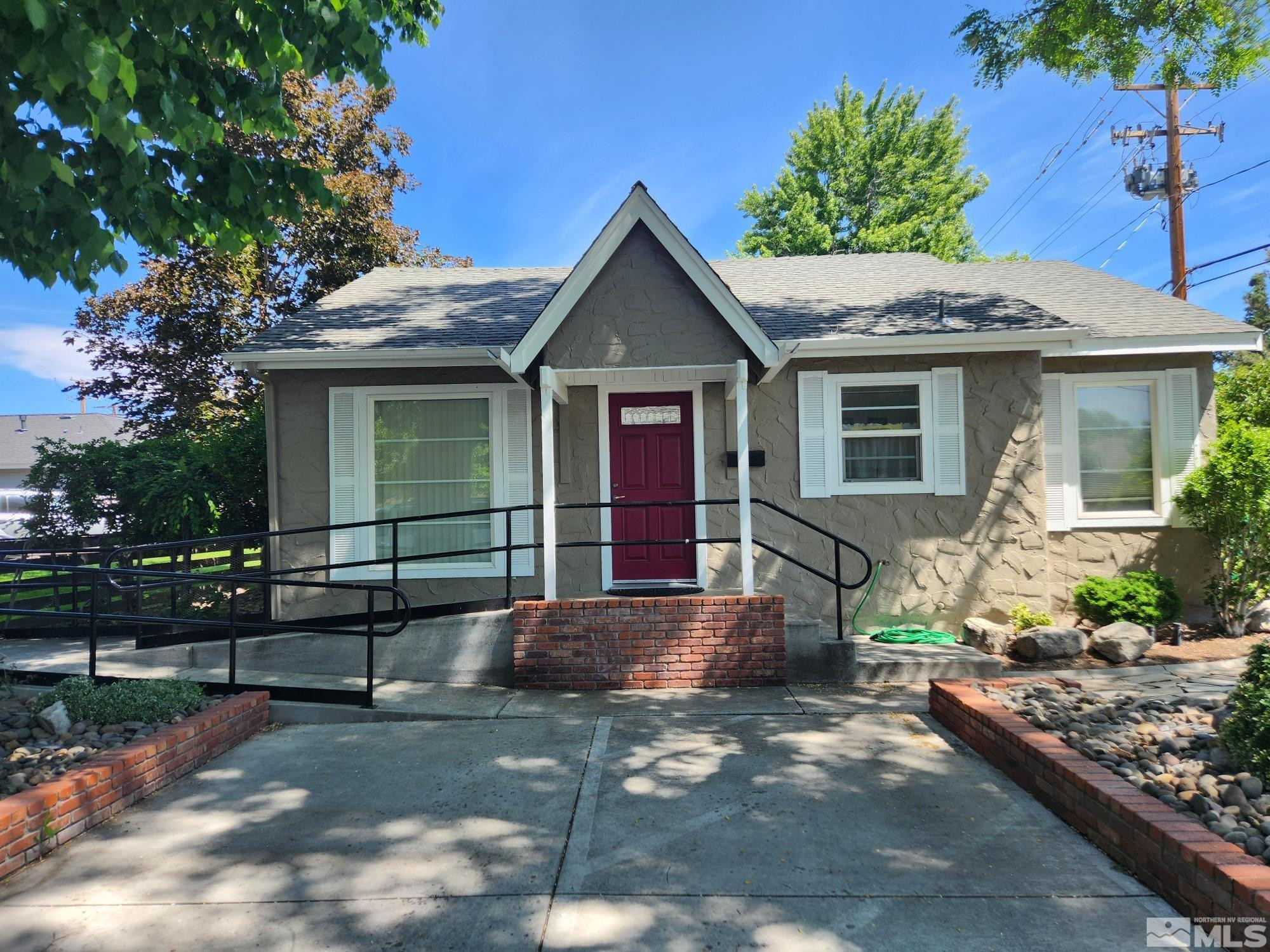 612 E Caroline St Property Photo 1