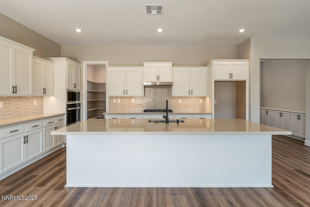 186 Commodore Drive Property Photo 4