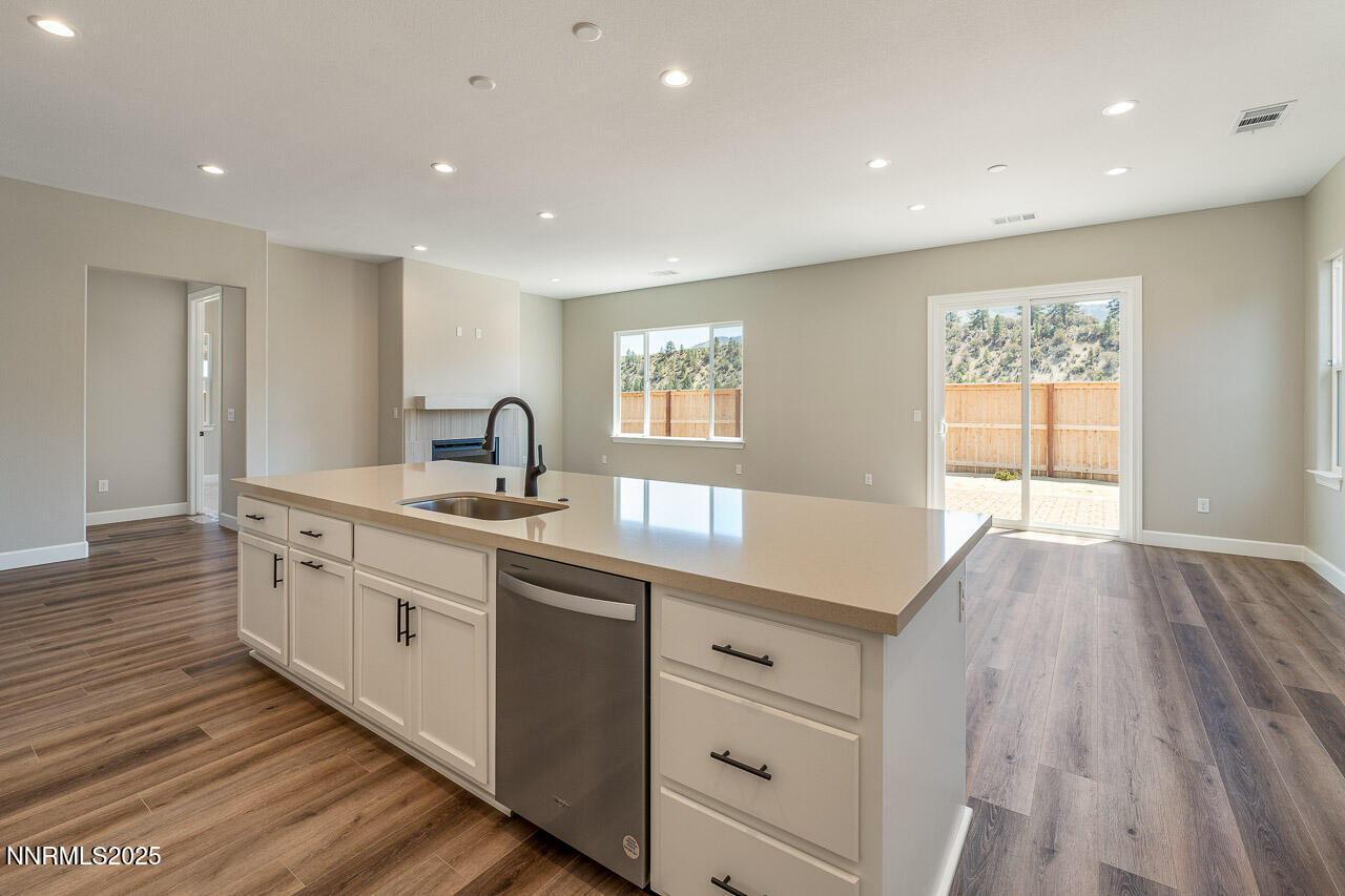 186 Commodore Drive Property Photo 6