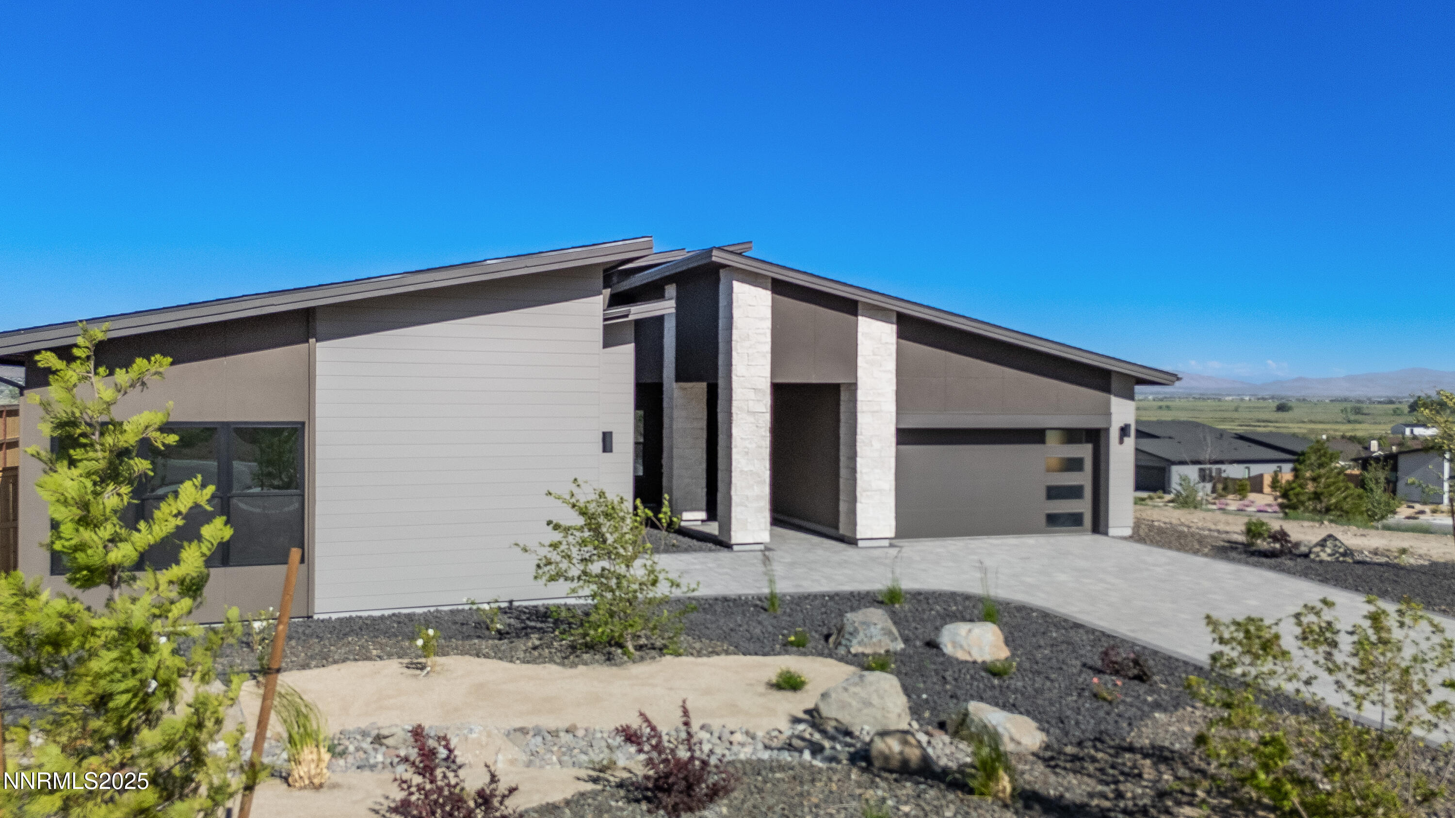 2935 Sunlit Loop Property Photo 1