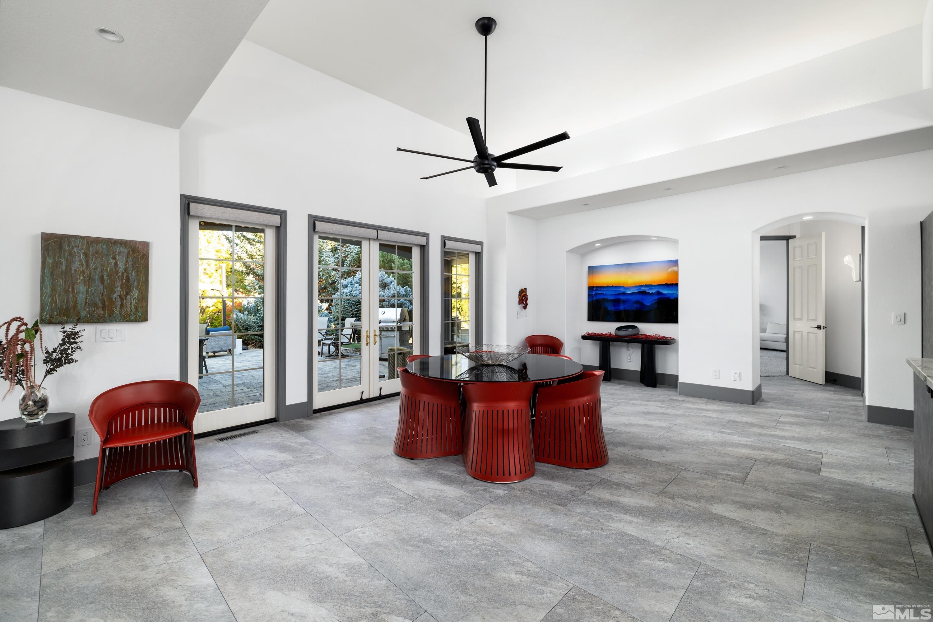 4565 Mountaingate Drive Property Photo 14