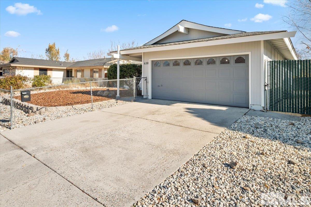630 Teel St Property Photo 3