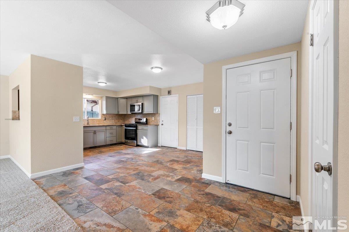 630 Teel St Property Photo 6