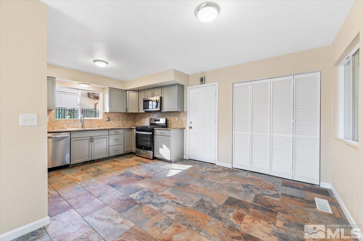 630 Teel St Property Photo 7
