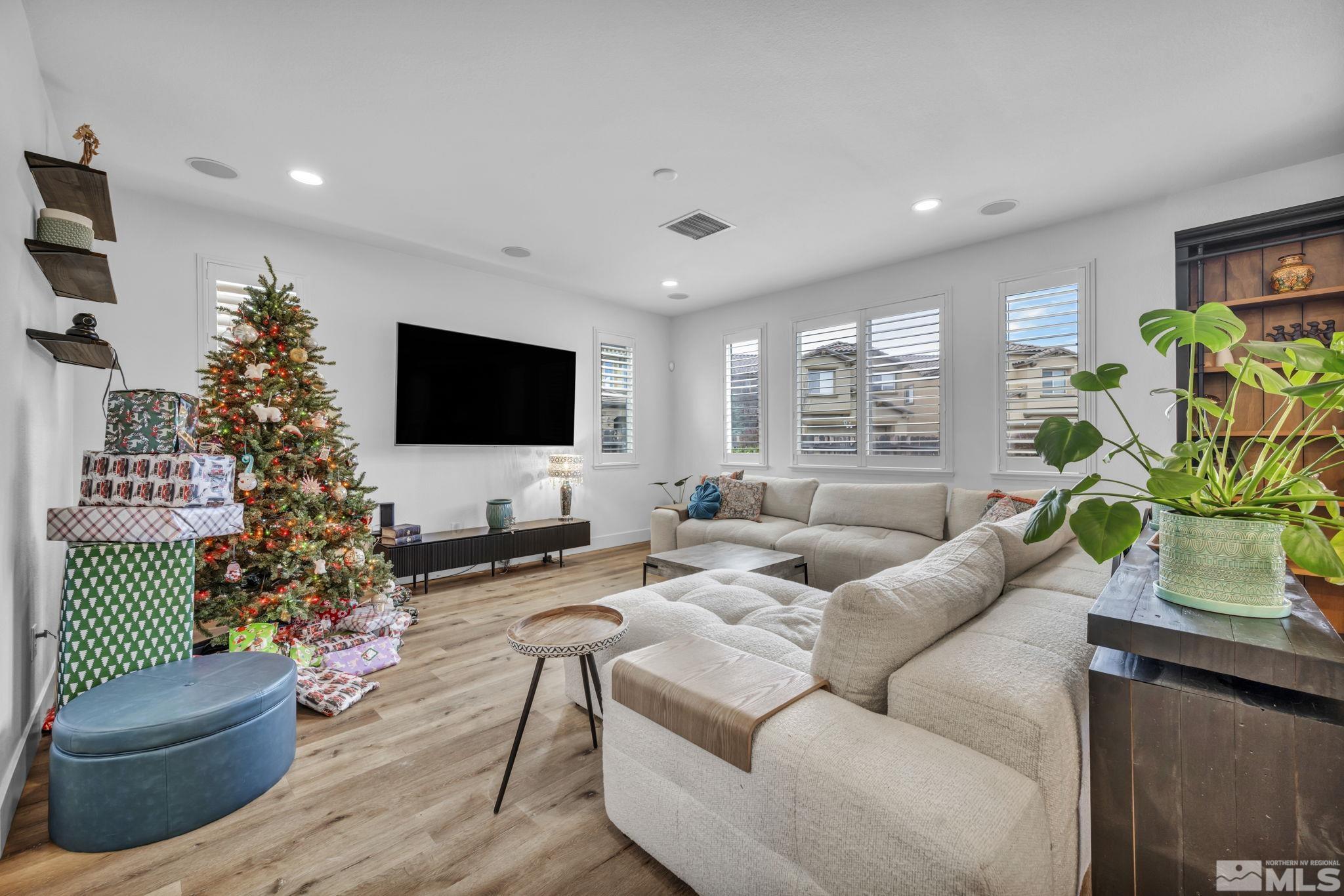 10895 Serratina Dr Property Photo 6