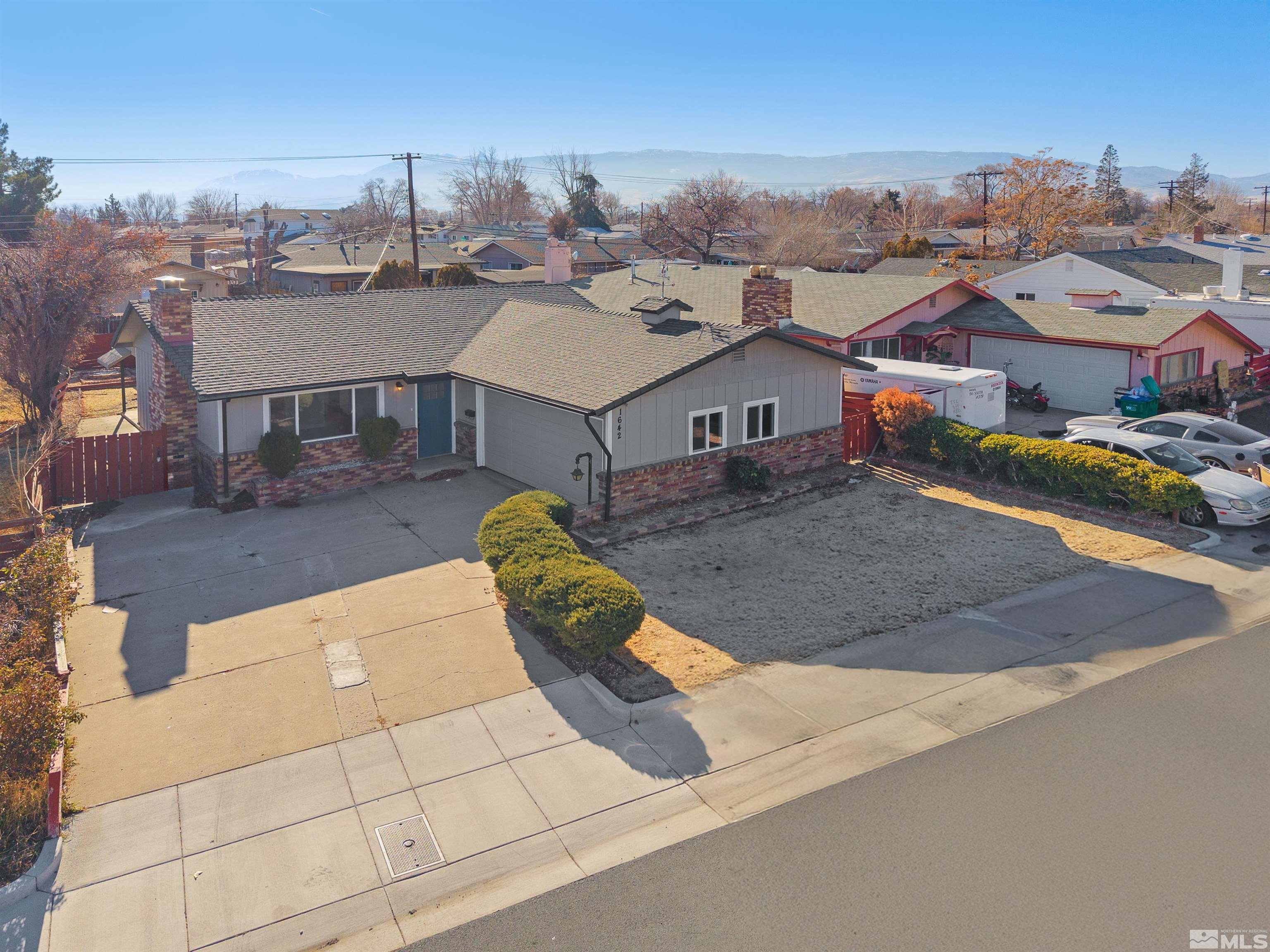 1642 Stewart St Property Photo 3