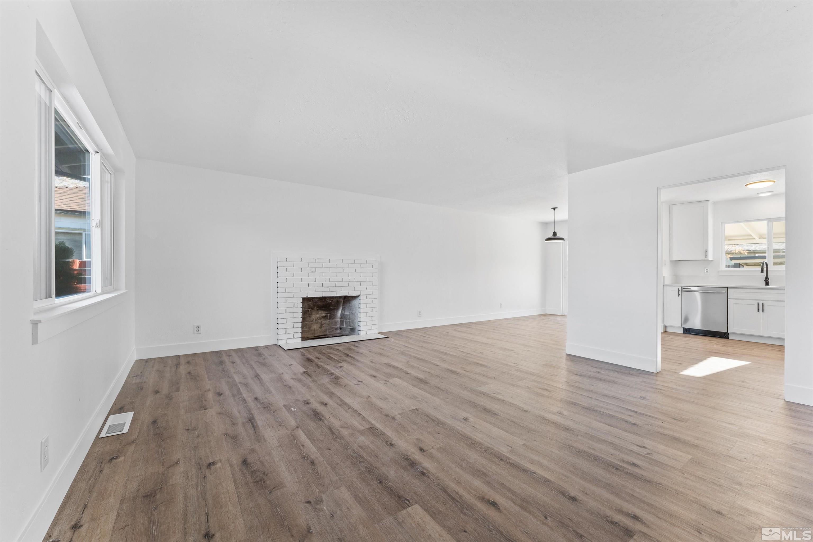 1642 Stewart St Property Photo 4